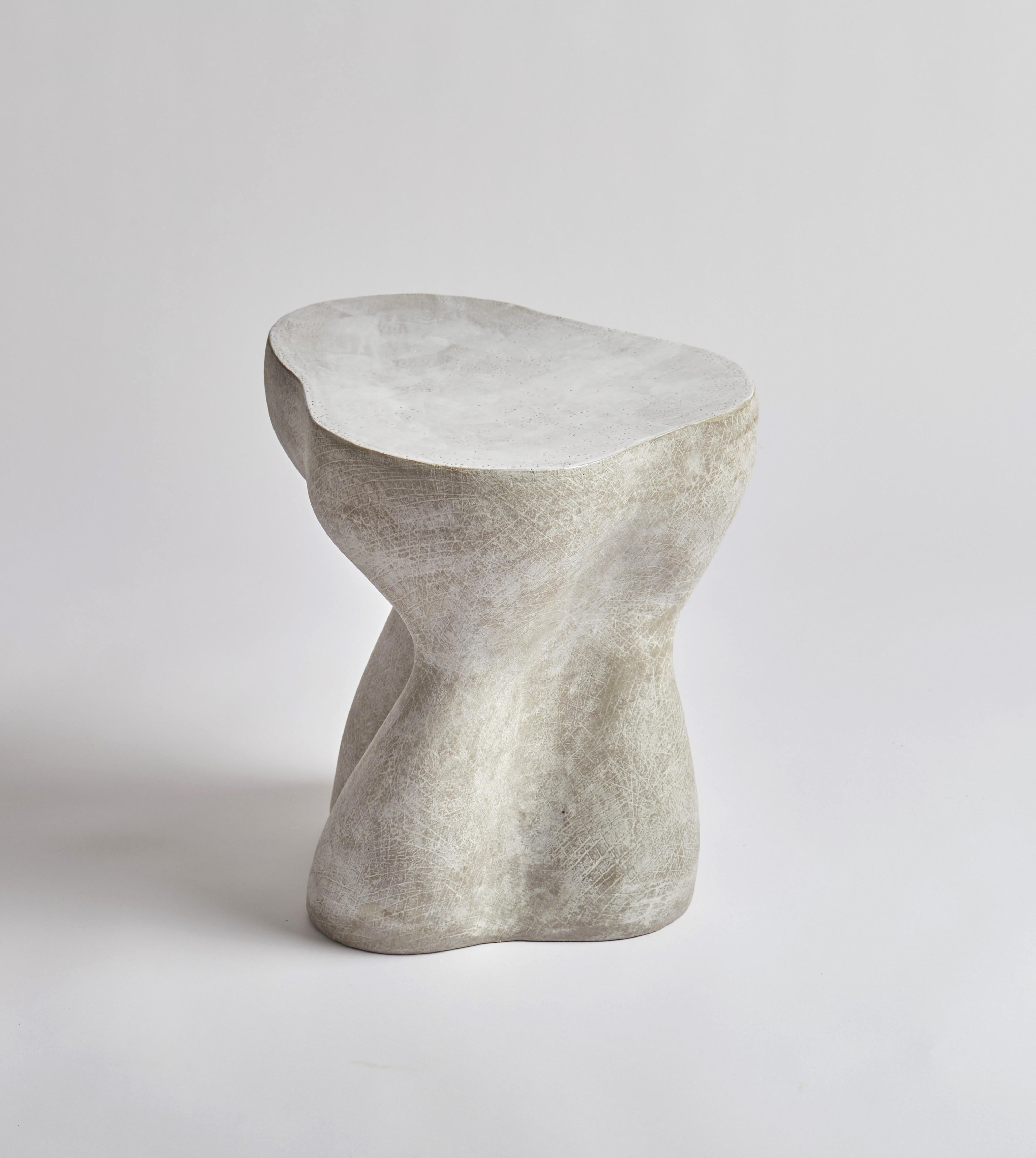 Chaque pièce est fabriquée à la main dans un souci d'originalité et de Trueing.  Kerry Hastings s'inspire du paysage, du corps et des courbes sensuelles que l'on retrouve dans les œuvres de sculpteurs tels que Jean Hans Arp et Barbara Hepworth. 
