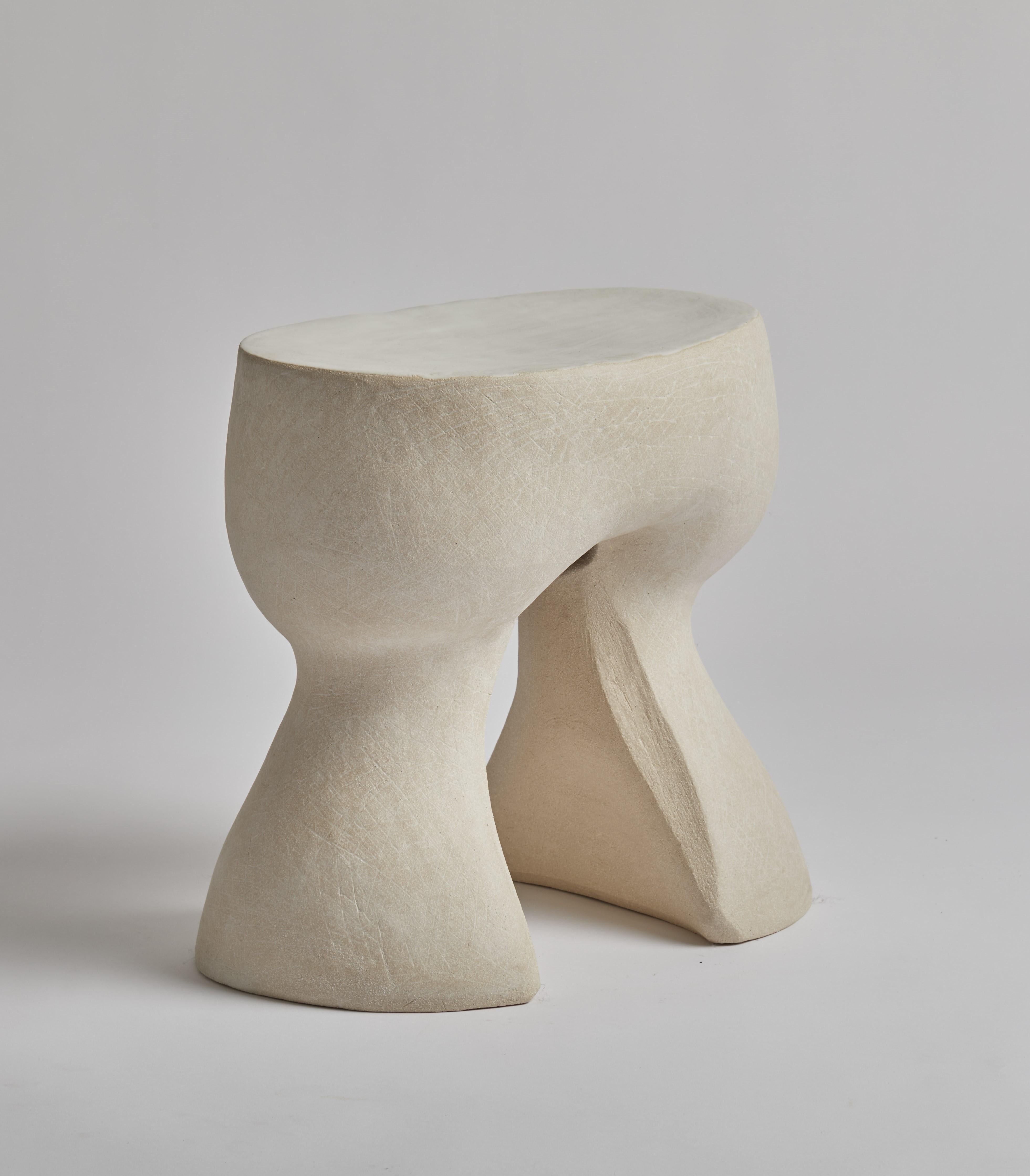 Moderne Table d'appoint sculpturale en céramique fabriquée à la main en vente