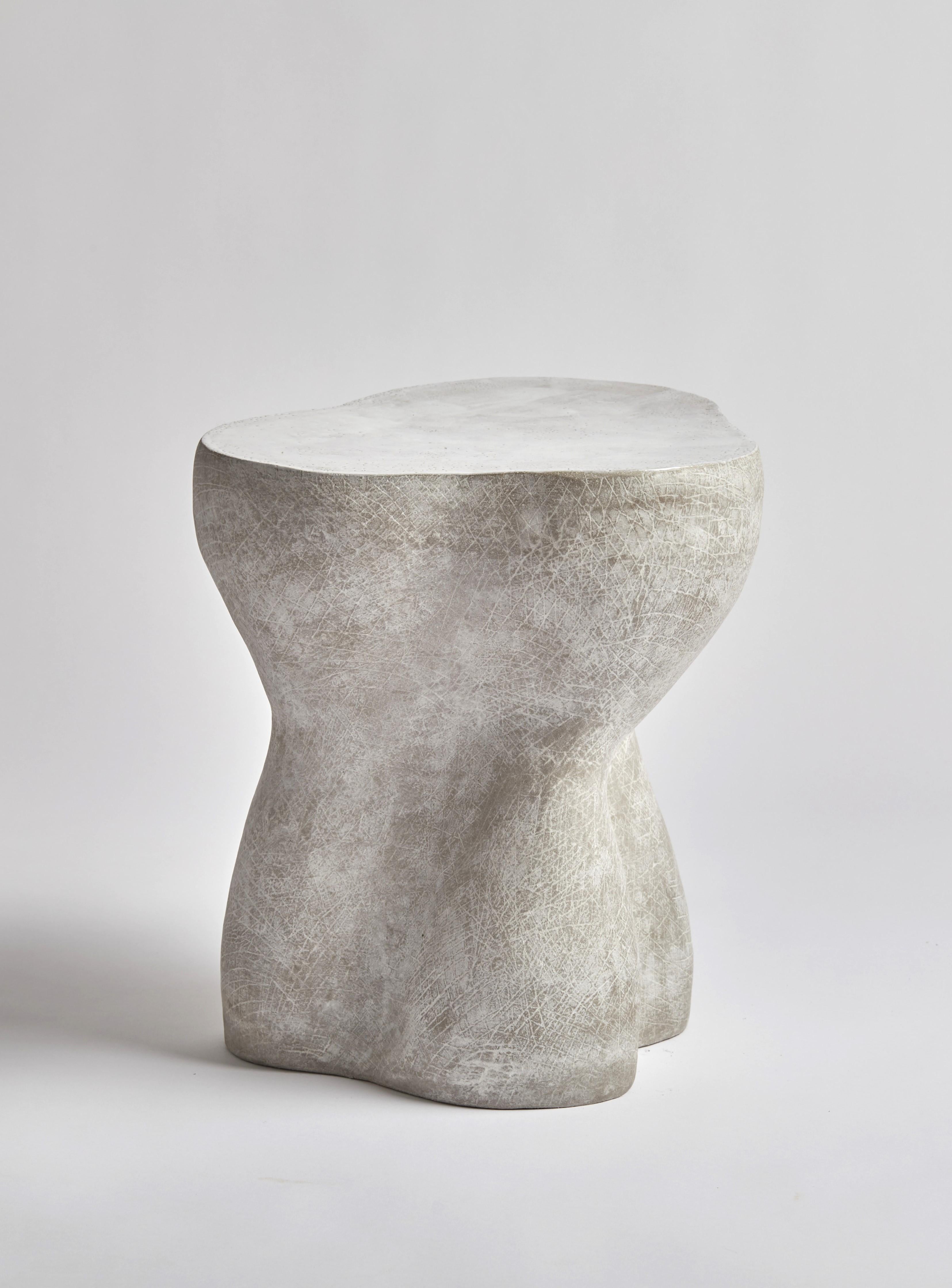 Moderne Table d'appoint sculpturale en céramique fabriquée à la main en vente