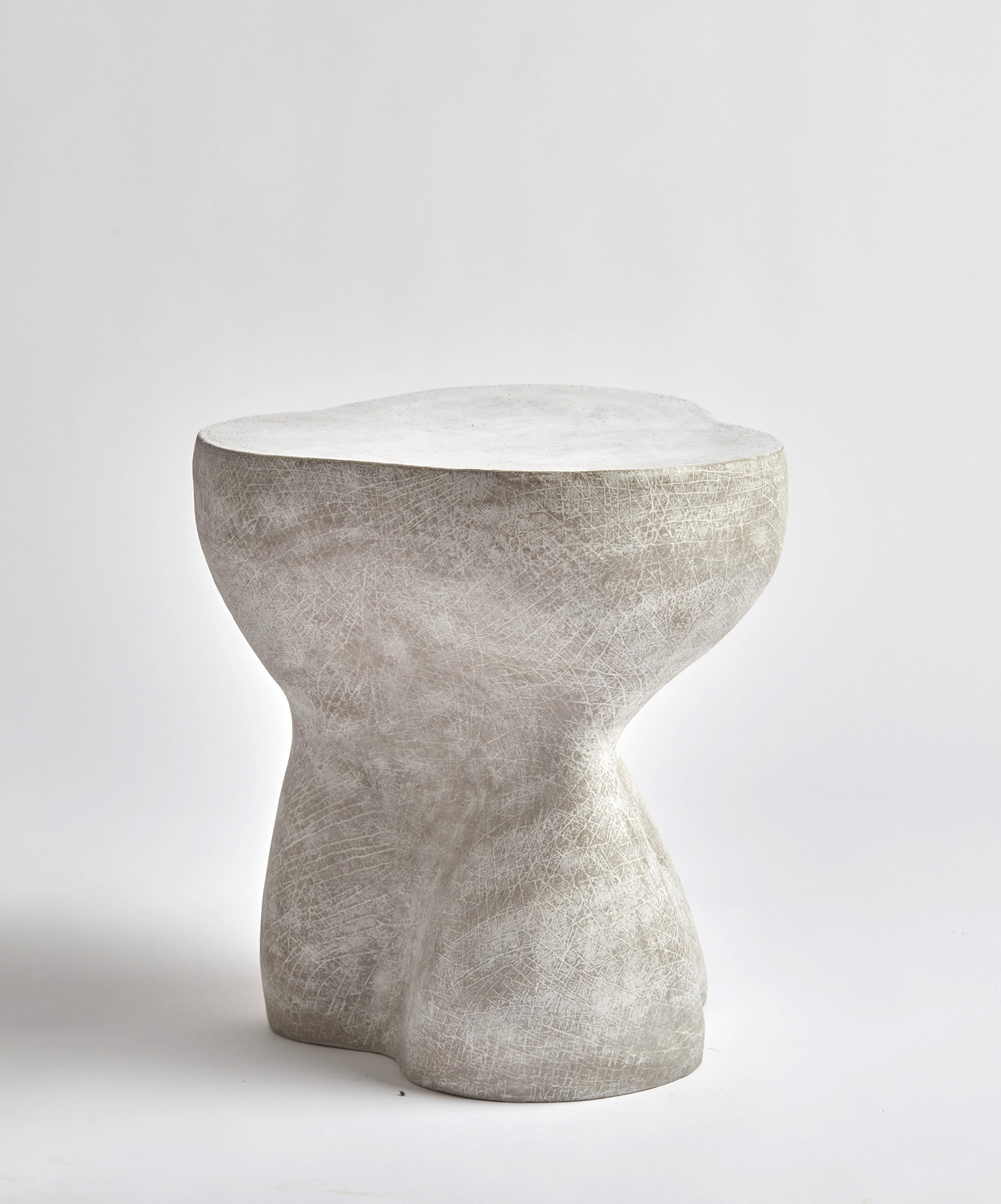 Écossais Table d'appoint sculpturale en céramique fabriquée à la main en vente