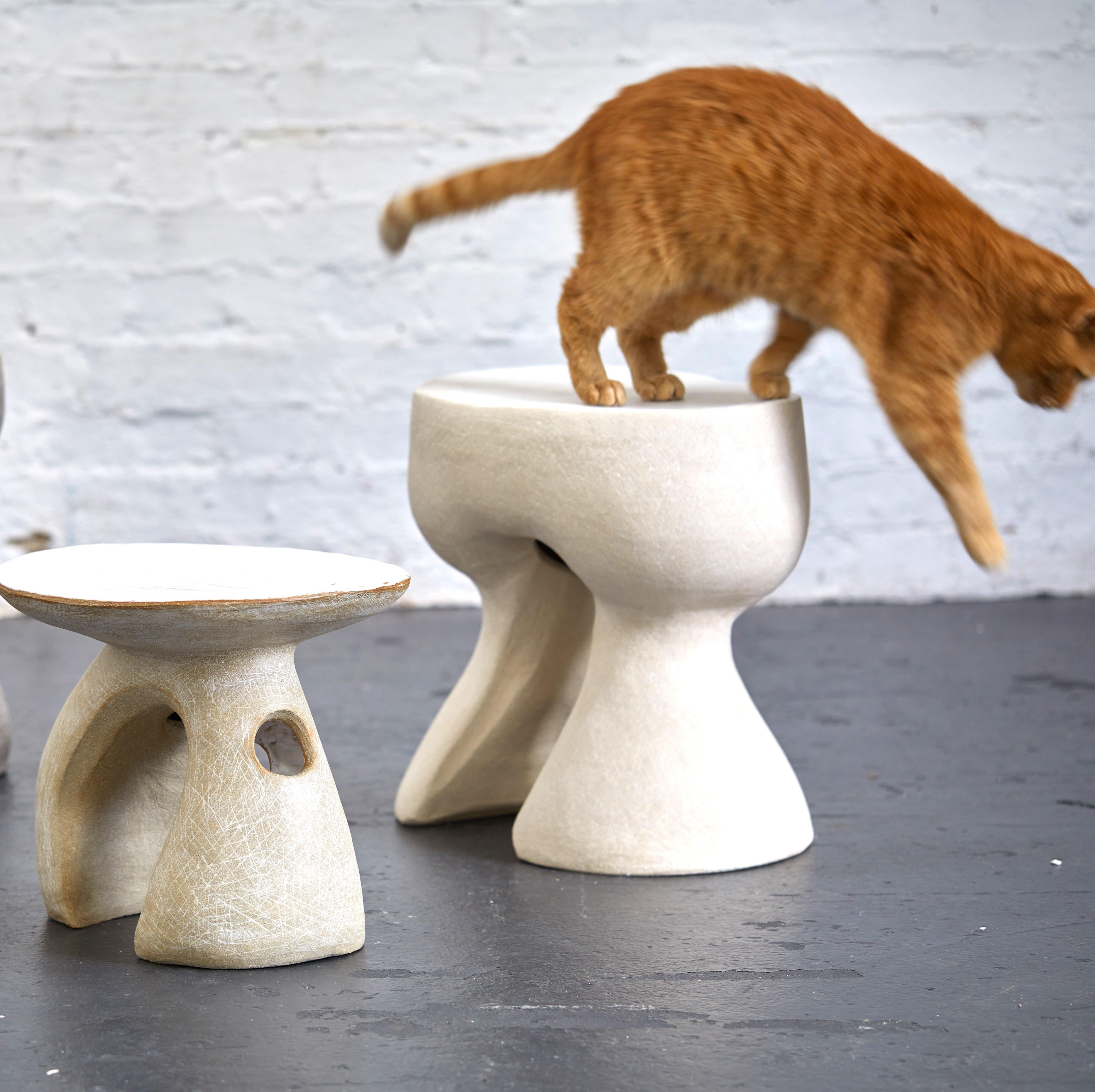 Cuit Table d'appoint sculpturale en céramique fabriquée à la main en vente