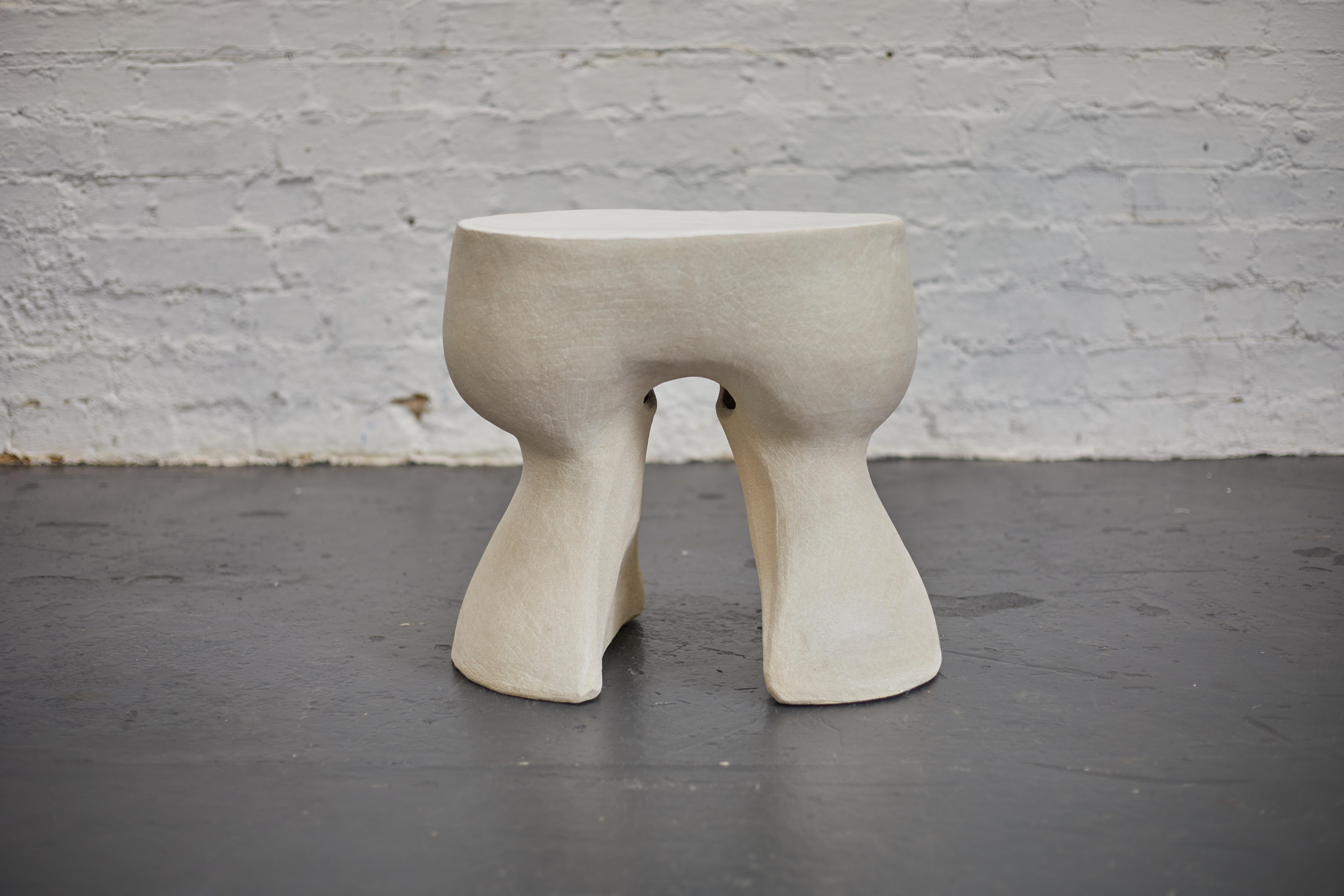 Table d'appoint sculpturale en céramique fabriquée à la main Neuf - En vente à London, GB