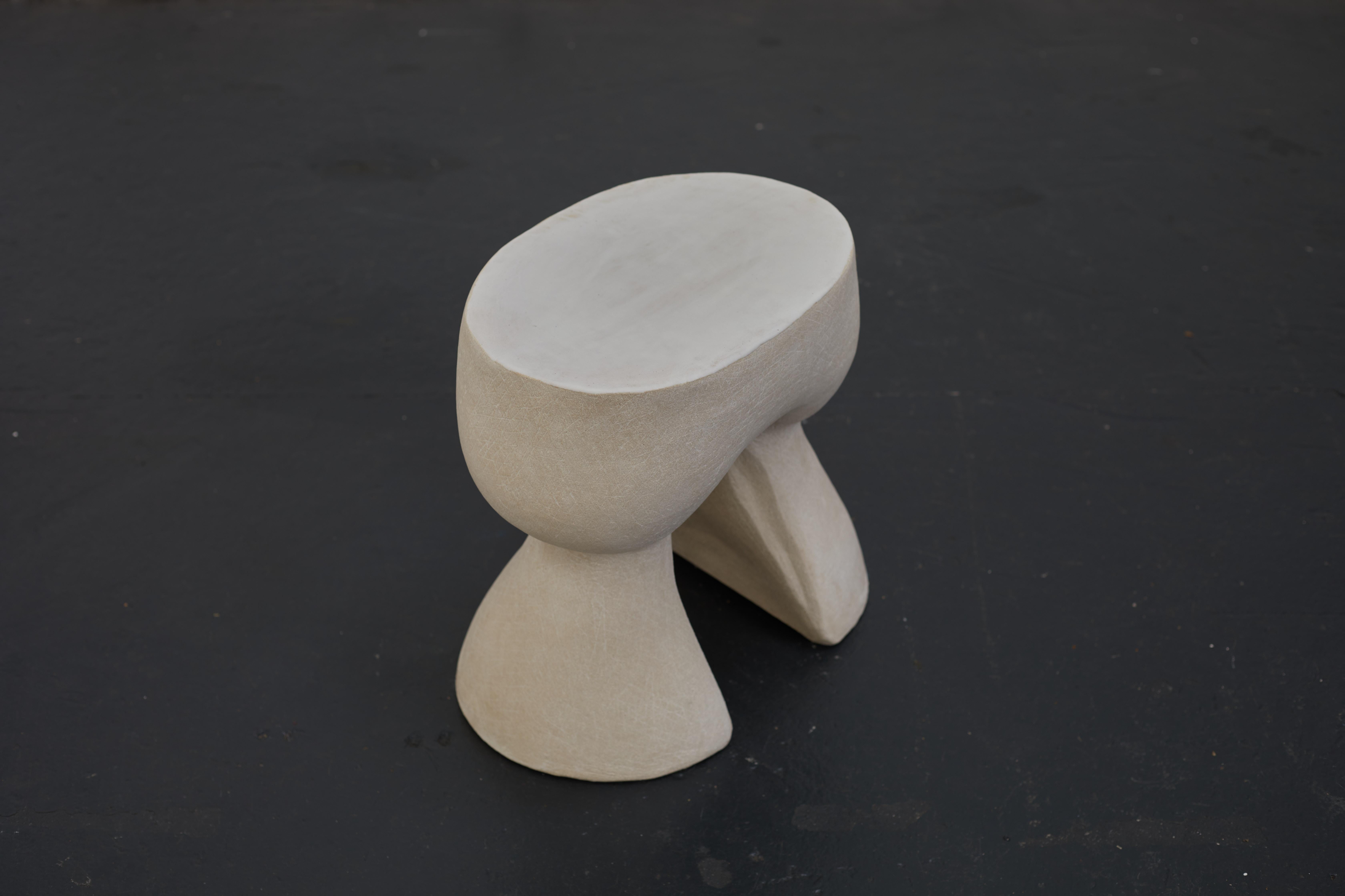 XXIe siècle et contemporain Table d'appoint sculpturale en céramique fabriquée à la main en vente