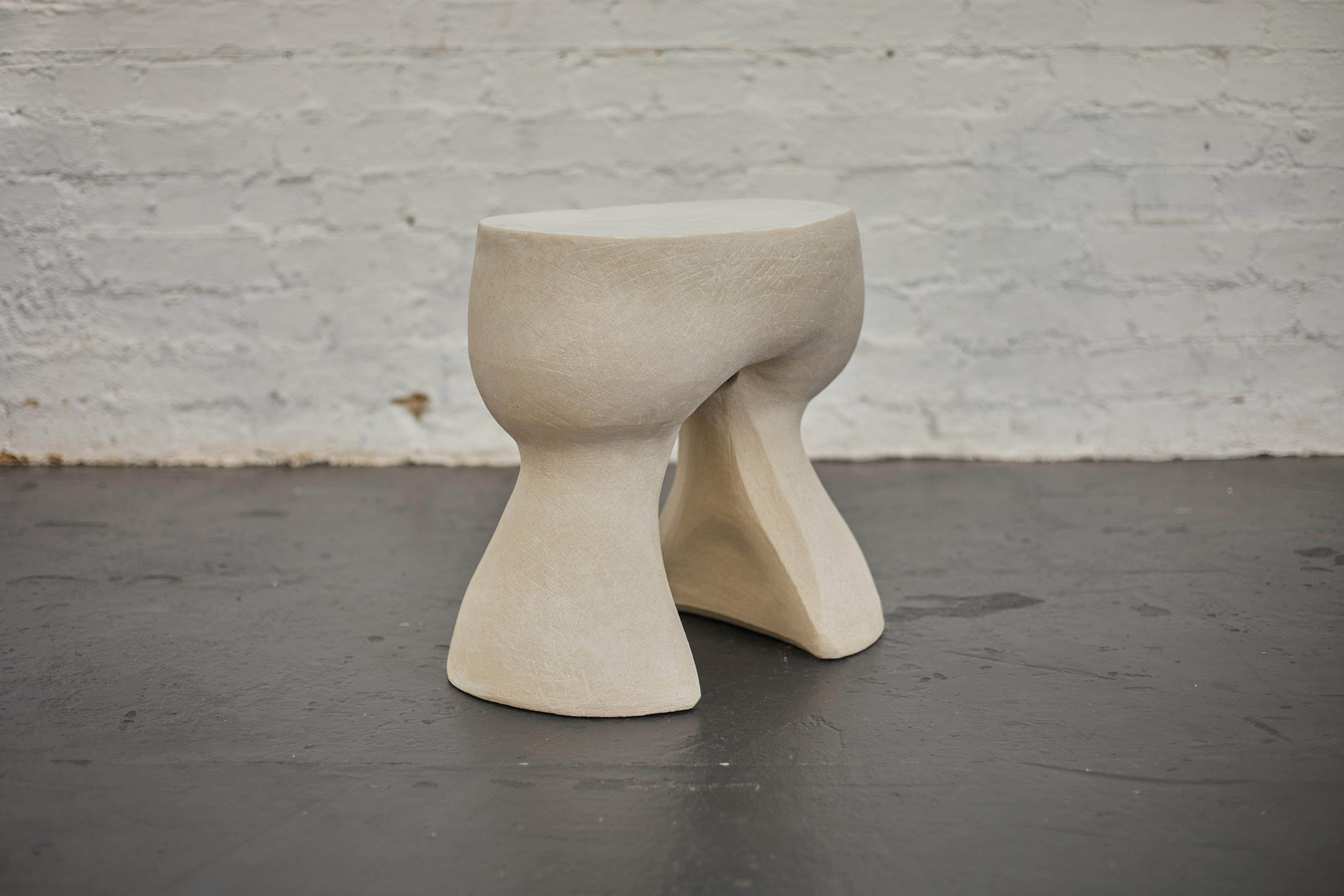 Céramique Table d'appoint sculpturale en céramique fabriquée à la main en vente
