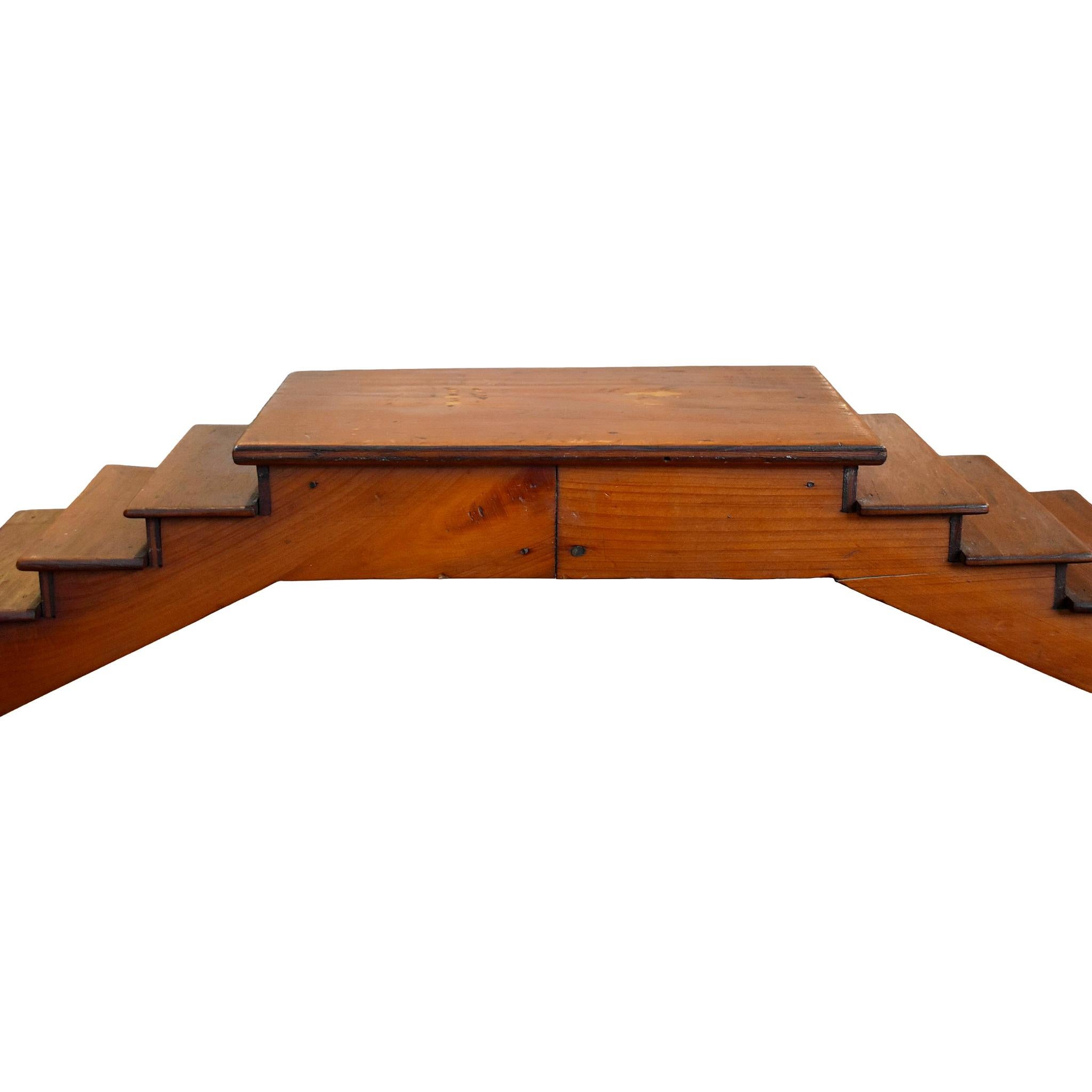 Gradini scultorei in Wood realizzati a mano. Perfetto per un tavolino o una consolle, per una mensola o per esporre una collezione di rocce o conchiglie. Immagina le possibilità! 

L'usura è coerente con l'età e l'uso. Vedi le foto per i dettagli.