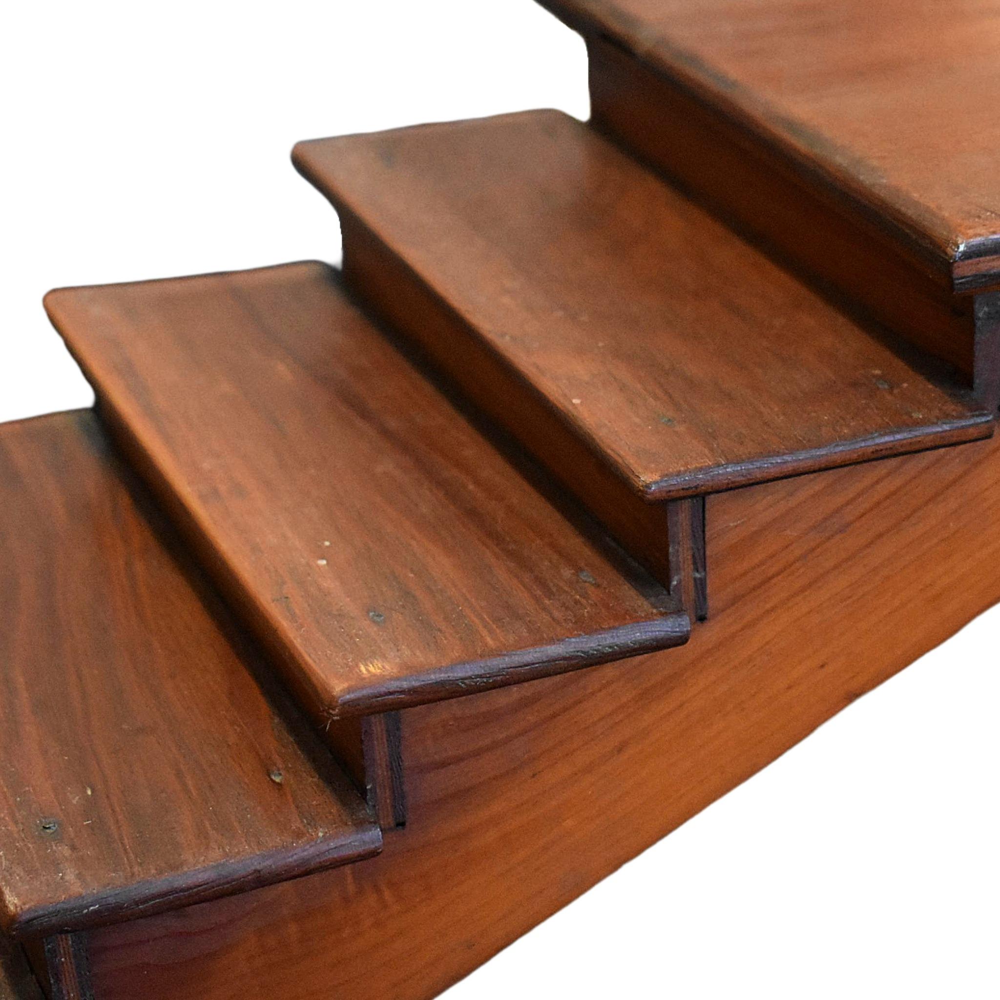 Mid-Century moderno Piattaforma/espositore con gradini in legno scultoreo realizzati a mano in vendita