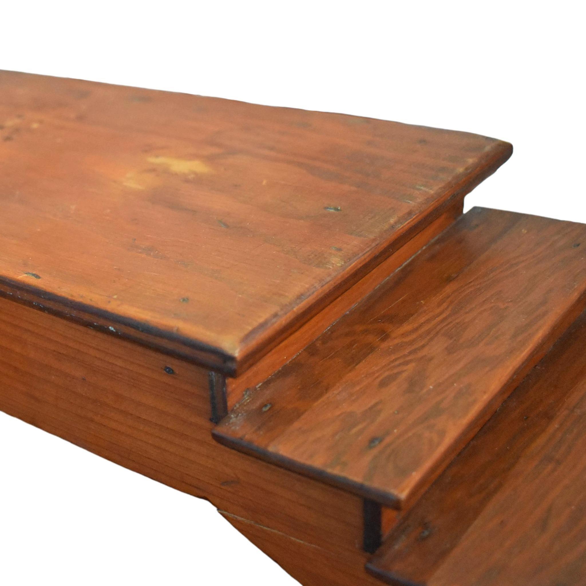 Francese Piattaforma/espositore con gradini in legno scultoreo realizzati a mano in vendita