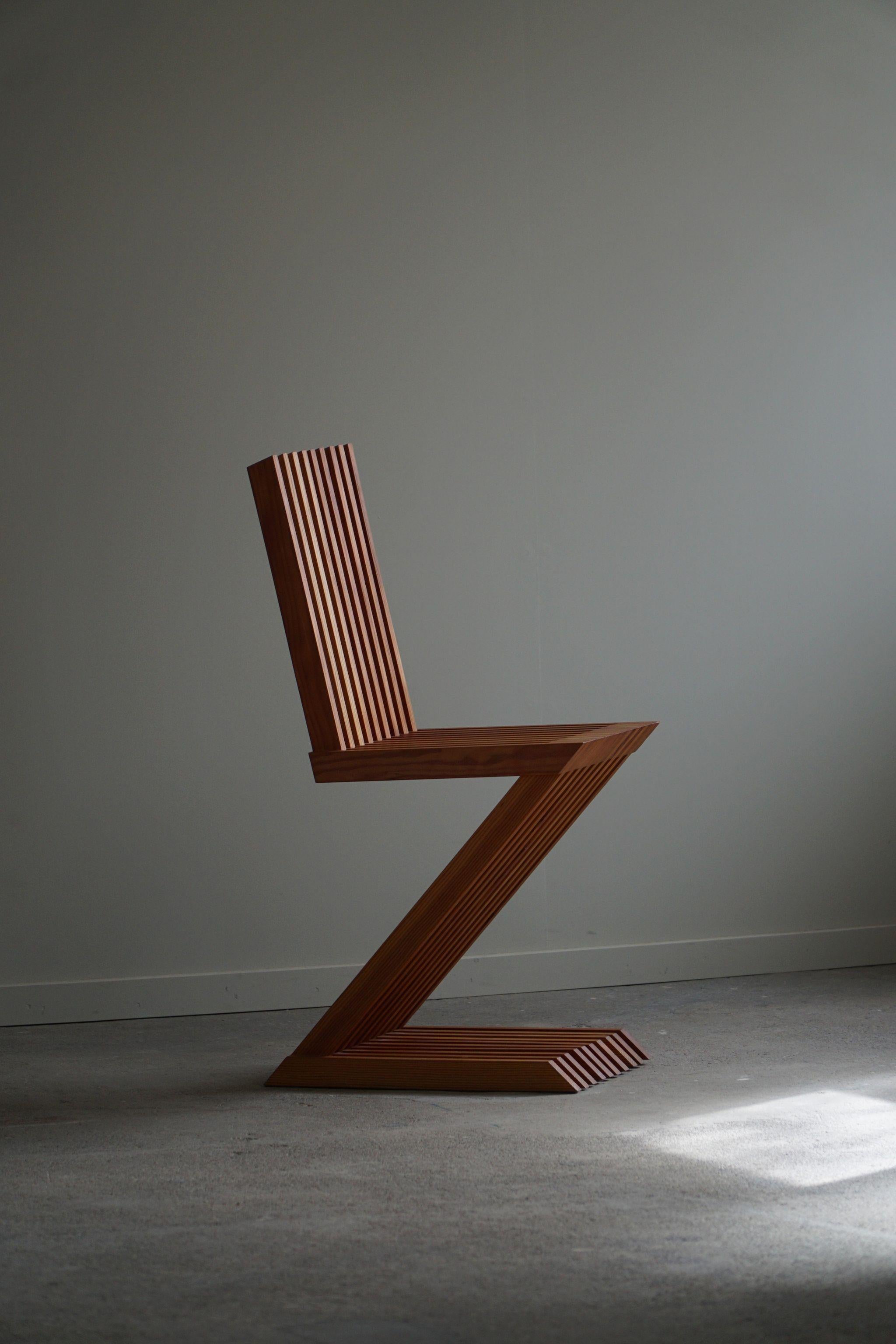 Handcrafted Sculptural Zig Zag Chair Made in Solid Pine, Scandinavian Modern im Angebot 5