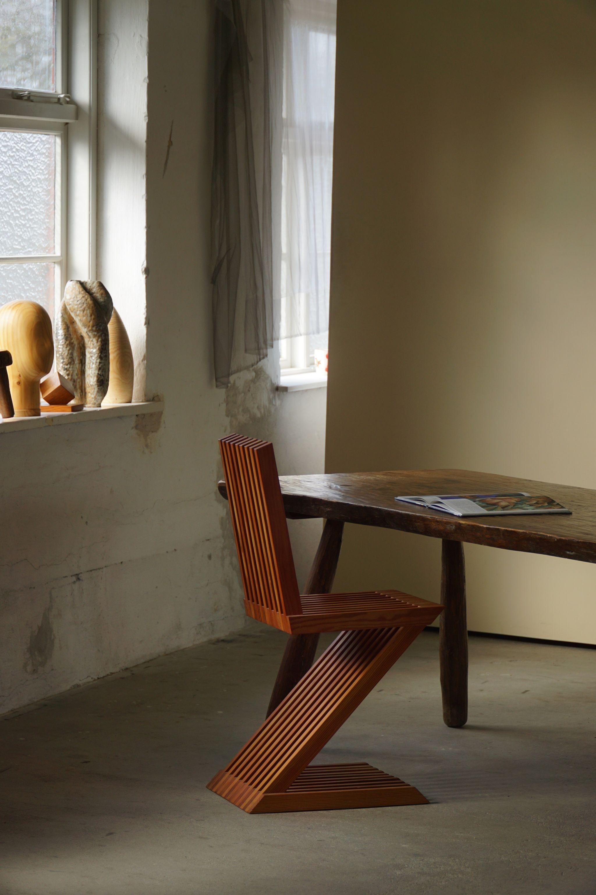 Ein schöner brutalistischer Zickzack-Stuhl aus massivem Kiefernholz. In den 1980er Jahren von einem unbekannten skandinavischen Tischler handgefertigt. Ein dekorativer Stuhl, der gut mit dem natürlichen Tageslicht spielt, geeignet als Esszimmer,
