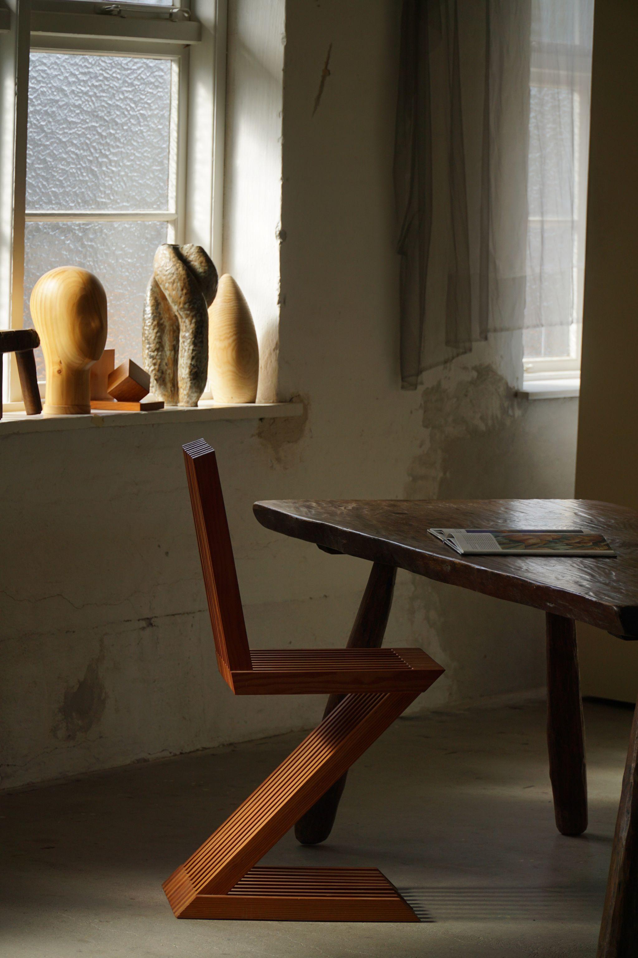 Handcrafted Sculptural Zig Zag Chair Made in Solid Pine, Scandinavian Modern (Art déco) im Angebot