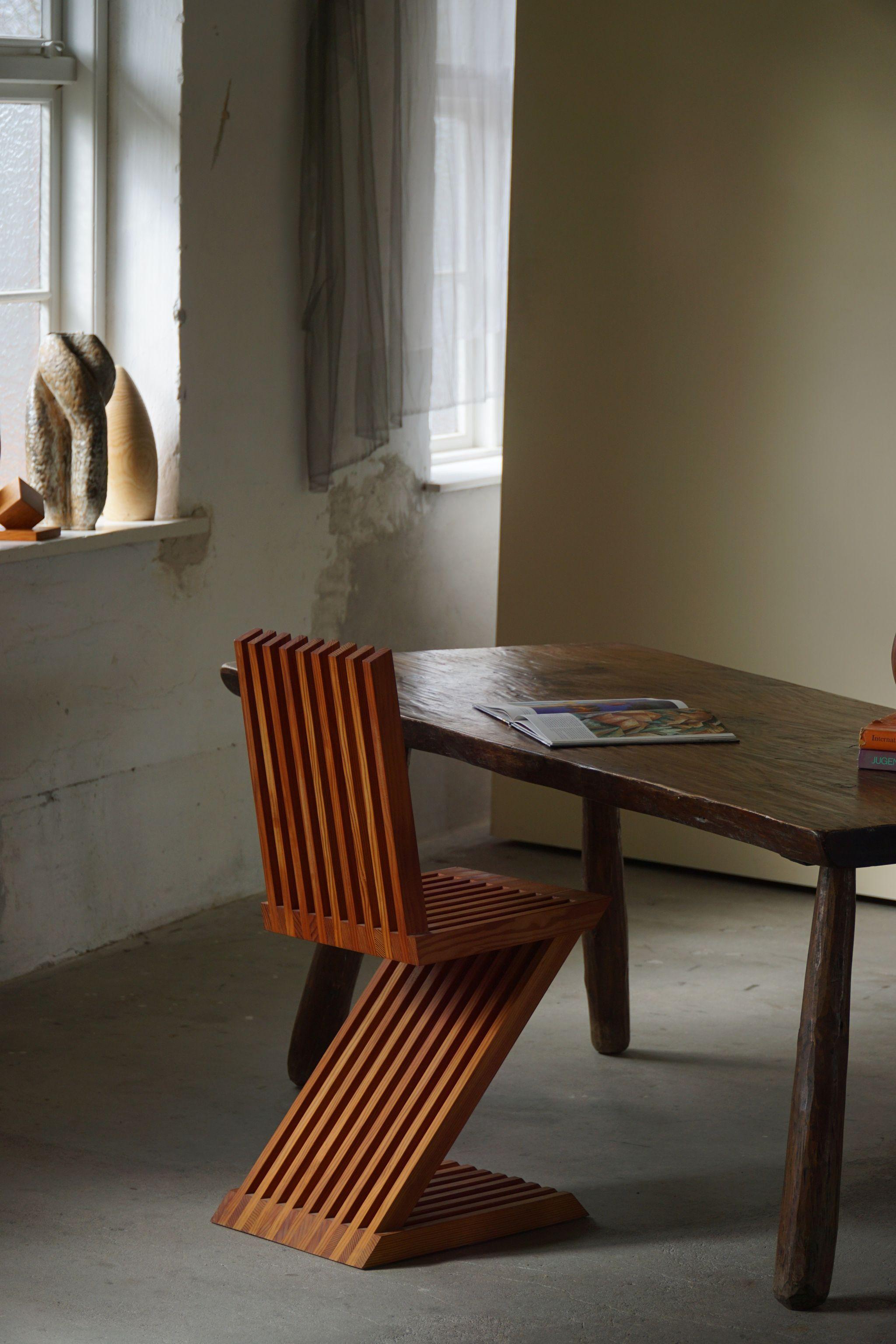 Handcrafted Sculptural Zig Zag Chair Made in Solid Pine, Scandinavian Modern (Skandinavisch) im Angebot