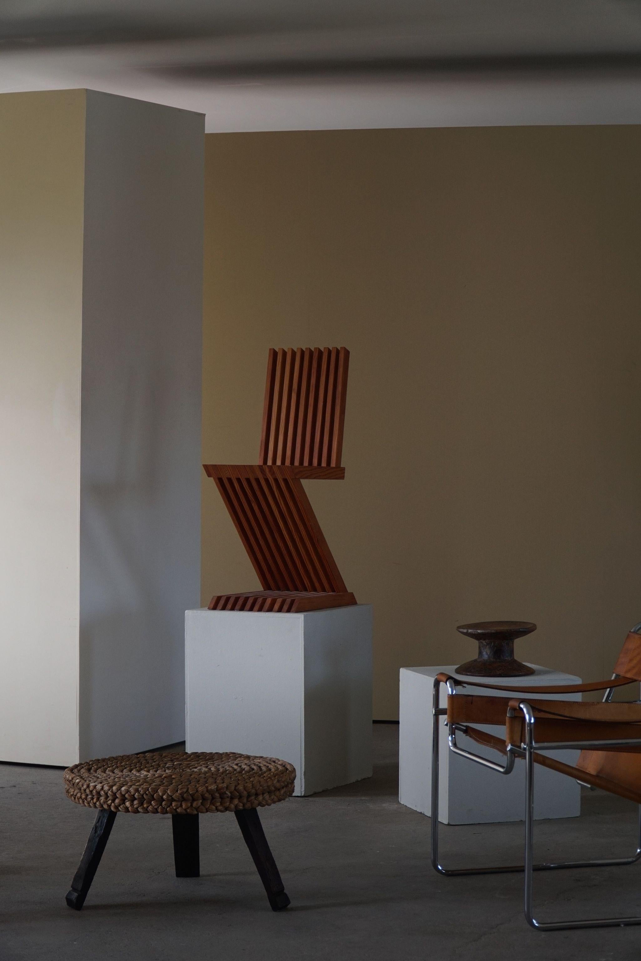 Handcrafted Sculptural Zig Zag Chair Made in Solid Pine, Scandinavian Modern (Handgefertigt) im Angebot