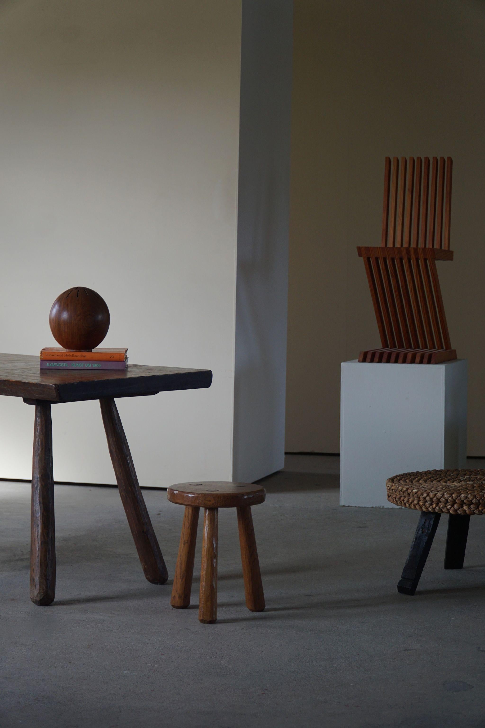 Handcrafted Sculptural Zig Zag Chair Made in Solid Pine, Scandinavian Modern im Zustand „Gut“ im Angebot in Odense, DK