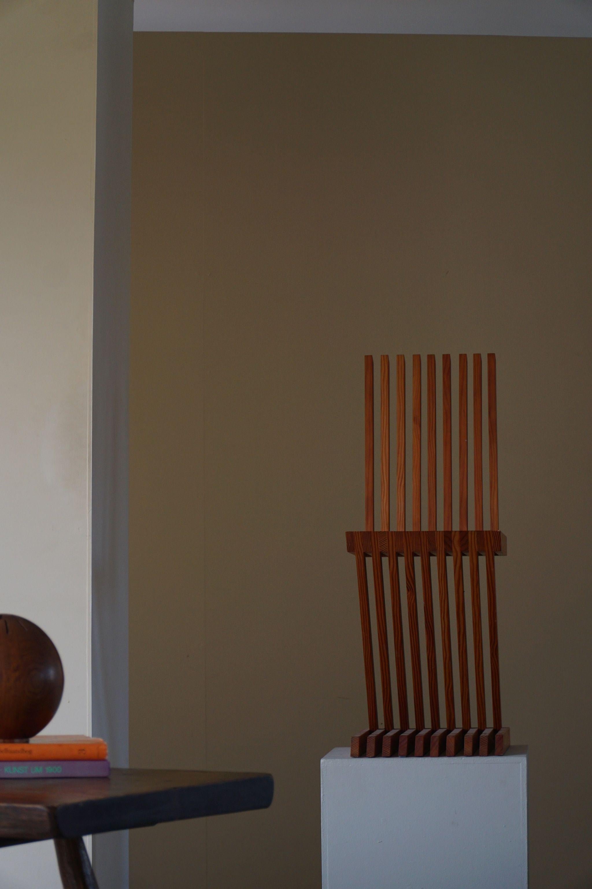Handcrafted Sculptural Zig Zag Chair Made in Solid Pine, Scandinavian Modern (20. Jahrhundert) im Angebot