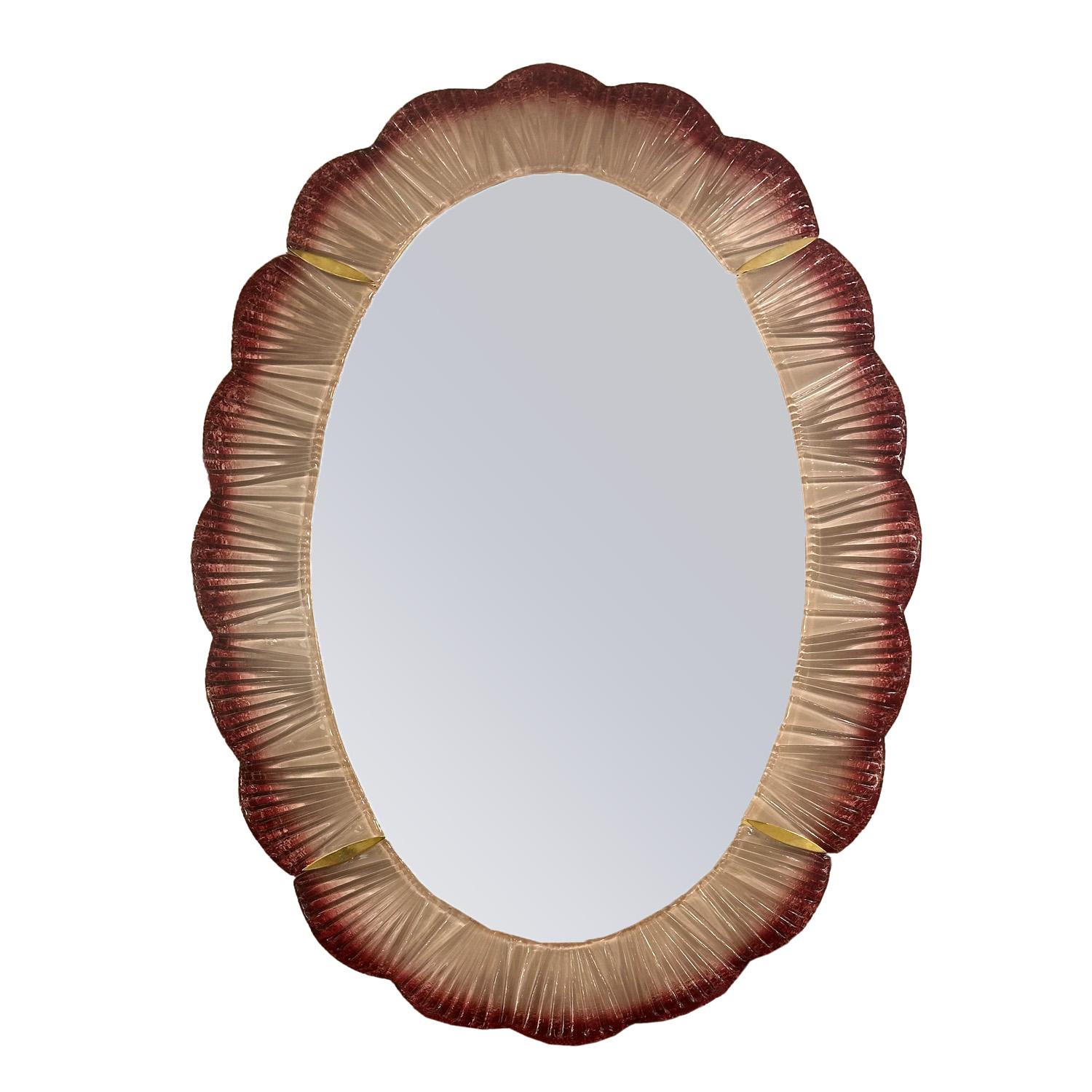 Ce miroir de forme ovale met magnifiquement en valeur l'art de la verrerie de Murano. Caractérisé par sa forme élégante, ce miroir présente une technique unique de sfumato, qui crée des transitions douces entre les couleurs et les tons, rappelant la