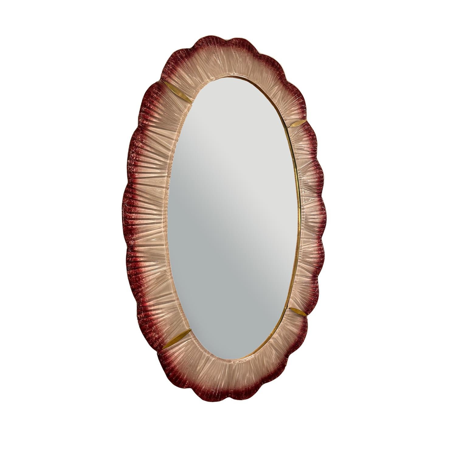 italien Miroir Sfumato Murano fait à la main avec détails en laiton, sur commande en vente