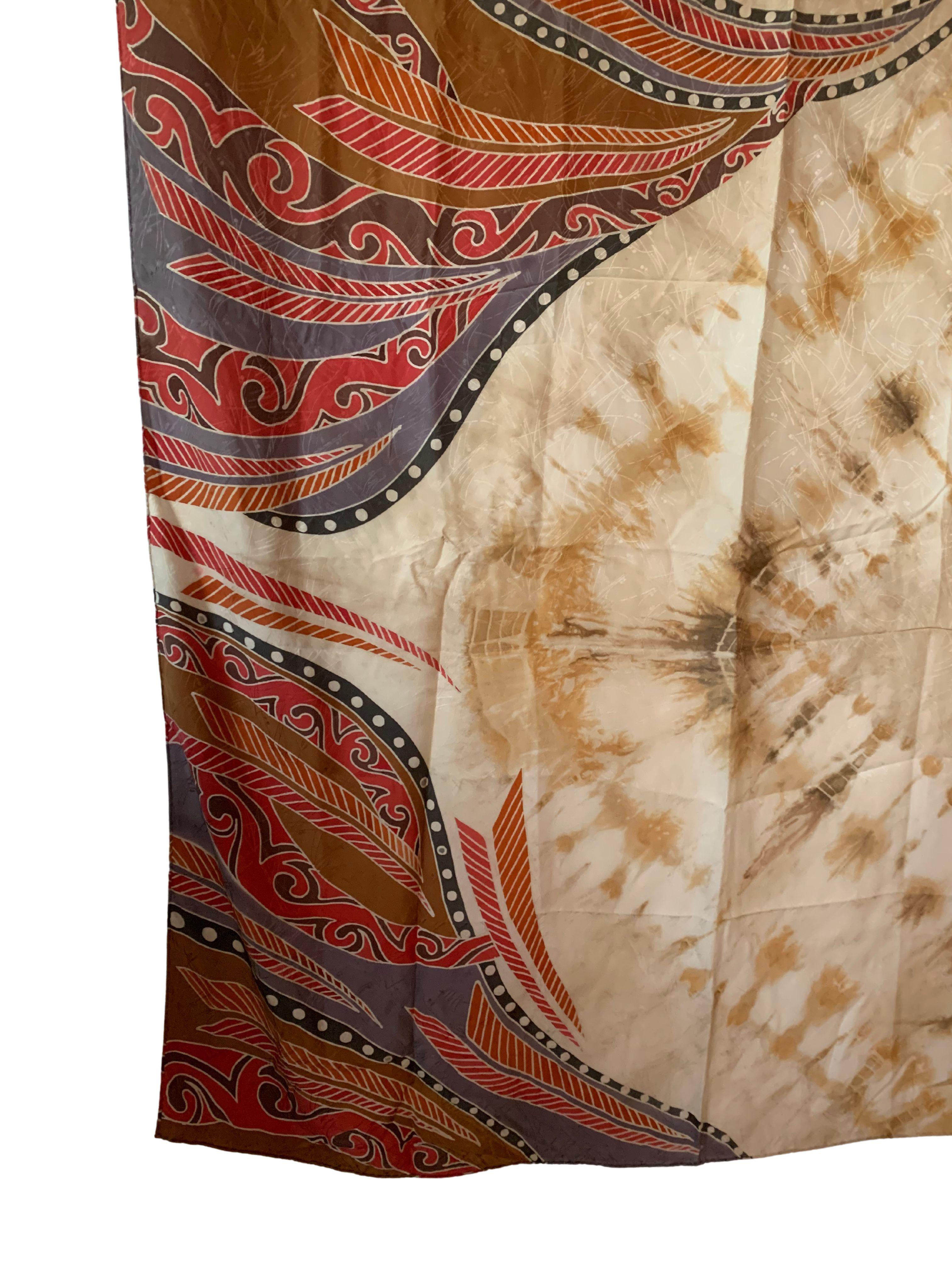 Ein wunderschönes handgefertigtes Shantung-Seidentextil aus Malaysia mit atemberaubenden Details und Schattierungen. Shantung-Seide ist ein mittelschweres Seidengewebe in Leinwandbindung, das aus unregelmäßigen Fäden gewebt wird und daher eine raue