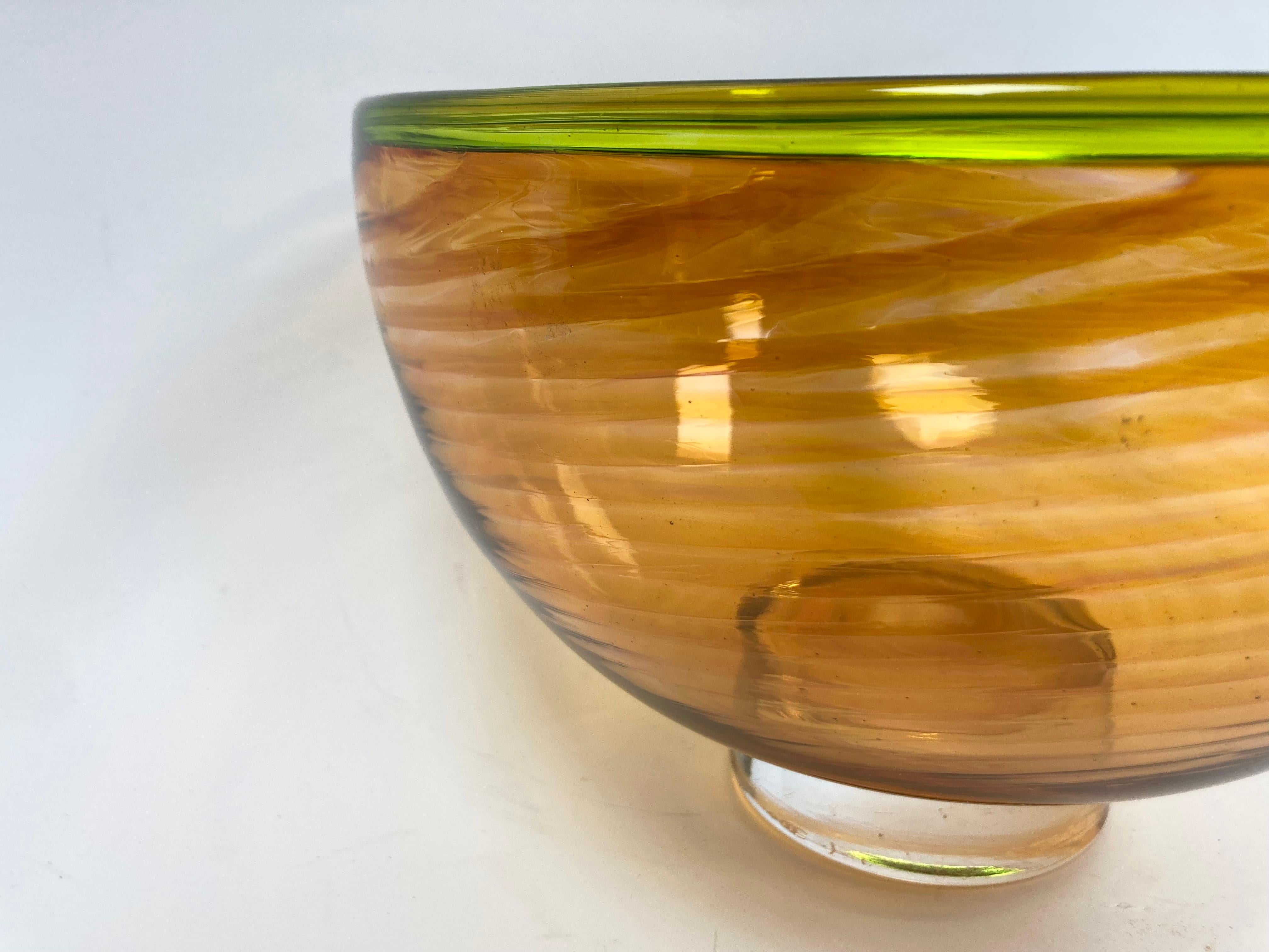 Mid-Century moderno Ciotola di vetro Swirl Craft firmata e realizzata a mano in vendita