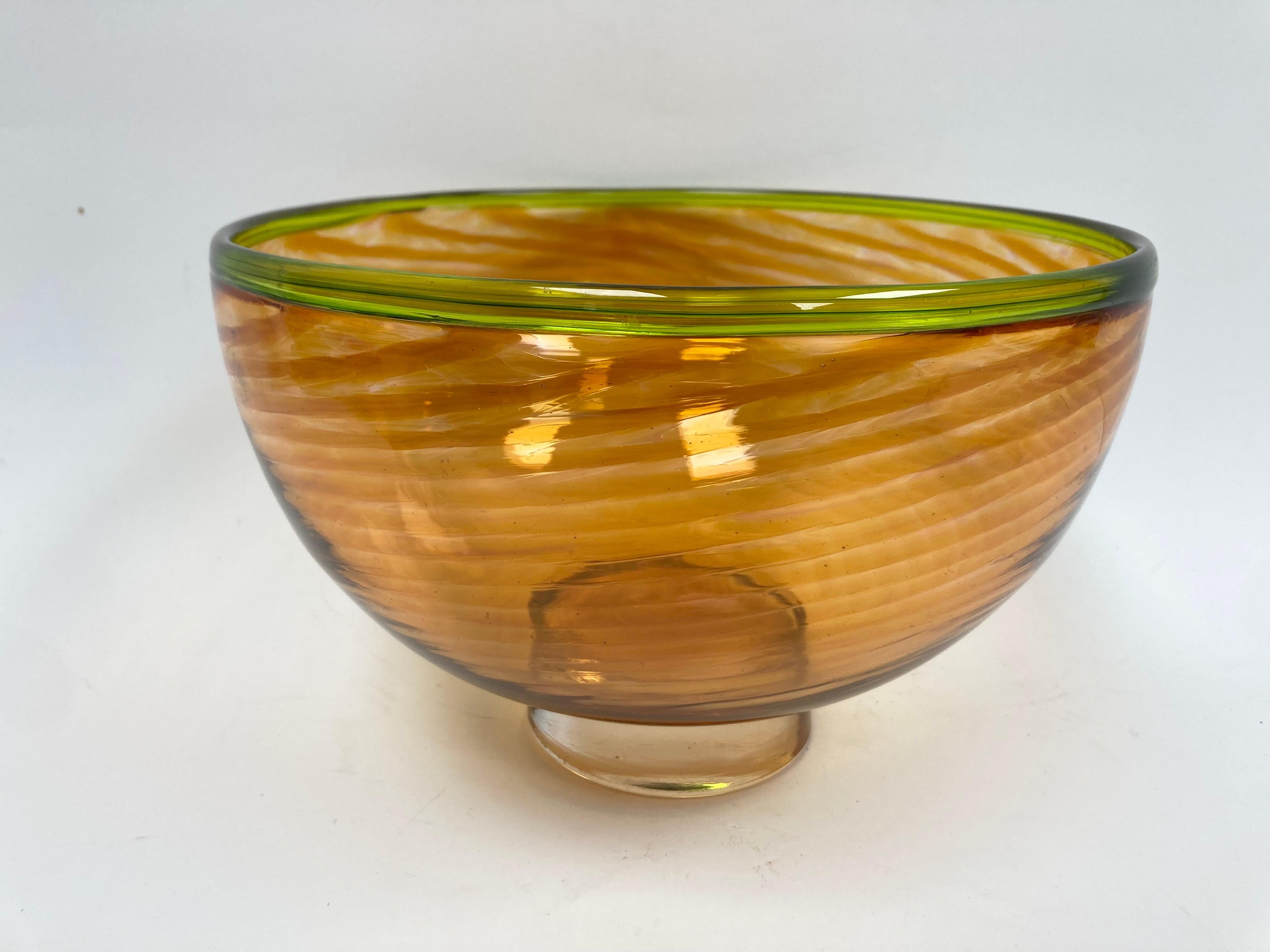 Ciotola di vetro Swirl Craft firmata e realizzata a mano In condizioni buone in vendita a Bridgeport, CT