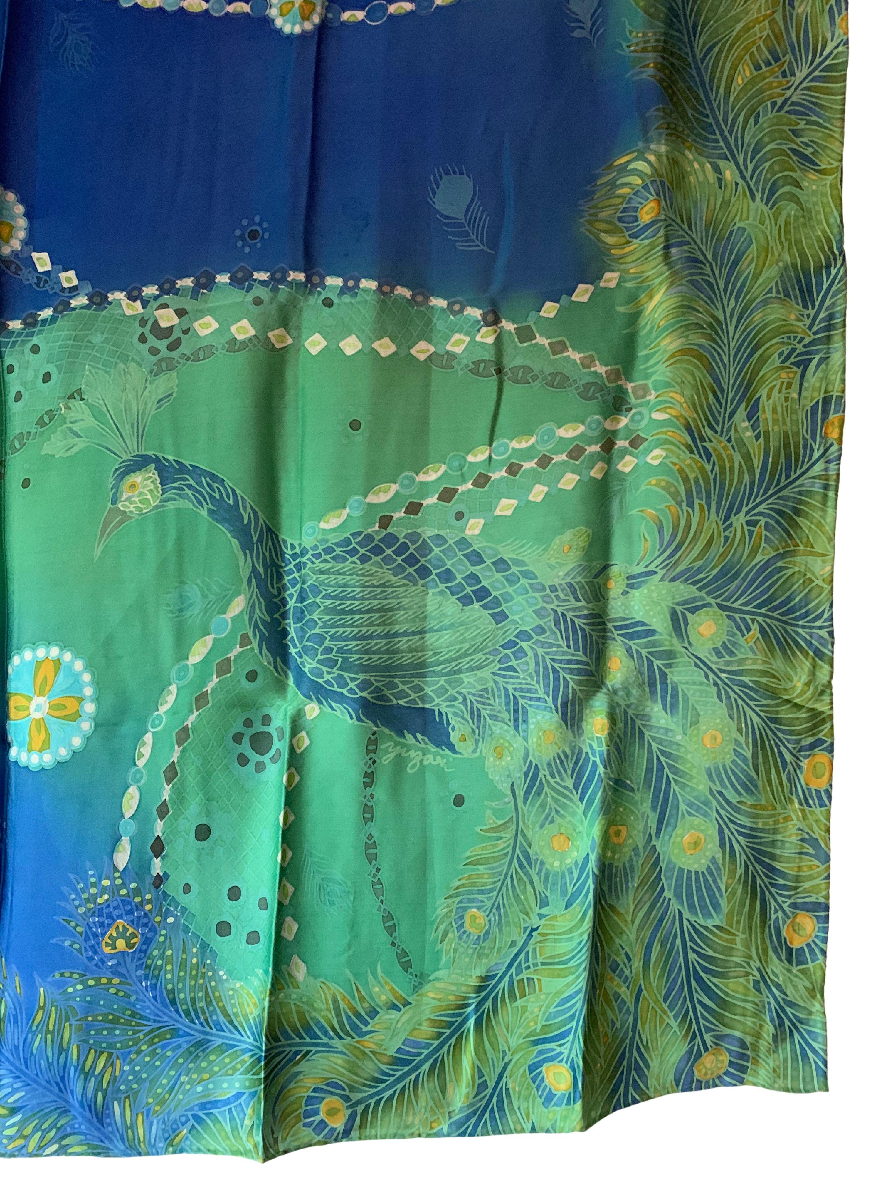 Ein wunderschönes handgefertigtes Seidentextil aus Malaysia mit atemberaubenden Details und Schattierungen. Im Mittelpunkt dieses Stücks steht der Pfau in der rechten unteren Ecke. Ein wunderbares Dekorationsobjekt, das Wärme und Farbe in jeden Raum