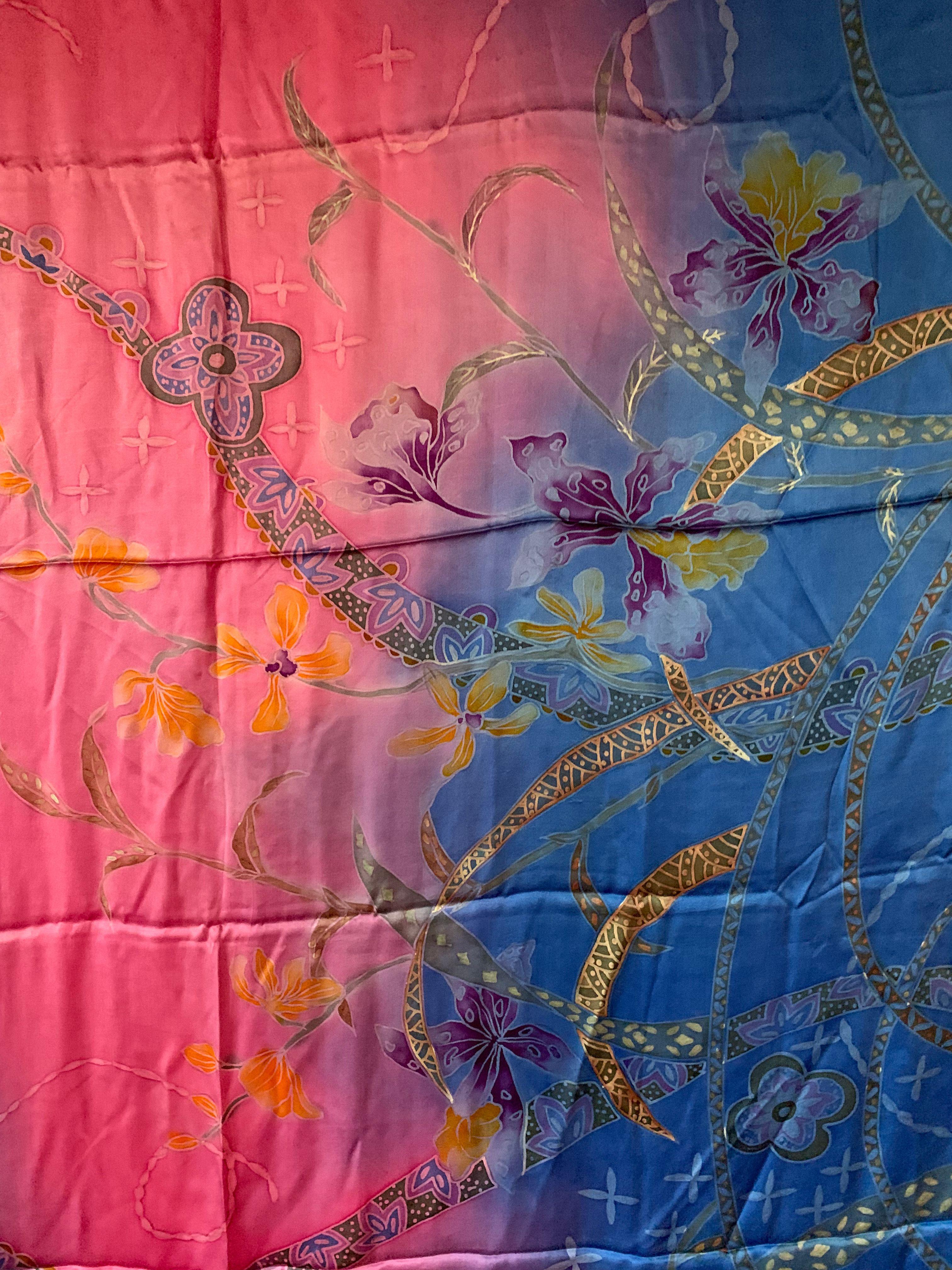 Ein wunderschönes handgefertigtes Seidentextil aus Malaysia mit atemberaubenden Details und Schattierungen. Ein wunderbares Dekorationsobjekt, das Wärme und Farbe in jeden Raum bringt. Dieses Textil wurde von lokalen Webern in Handarbeit hergestellt.