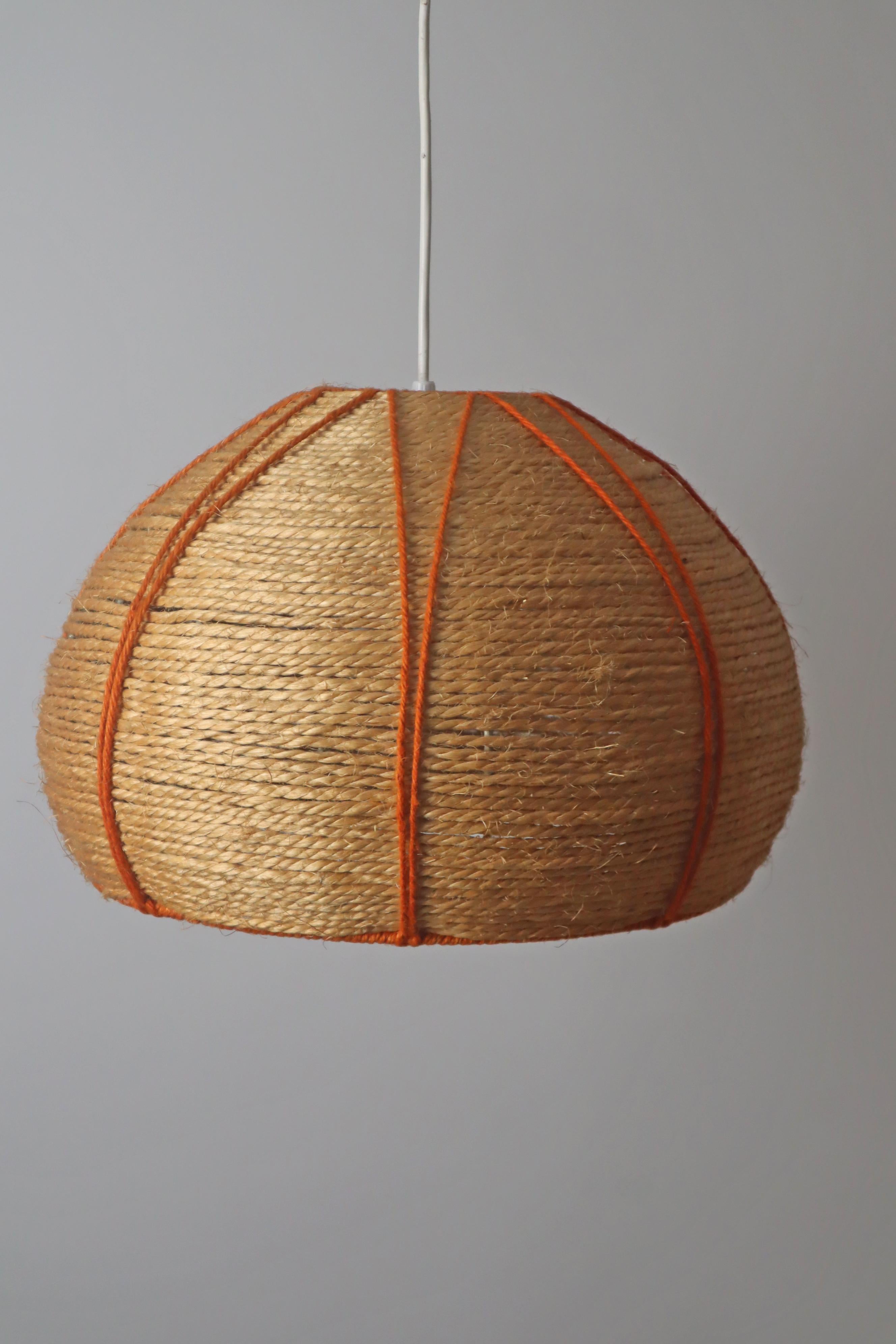 Hand-crafted sisal lamp from the 1970s In Good Condition For Sale In Hannover, DE