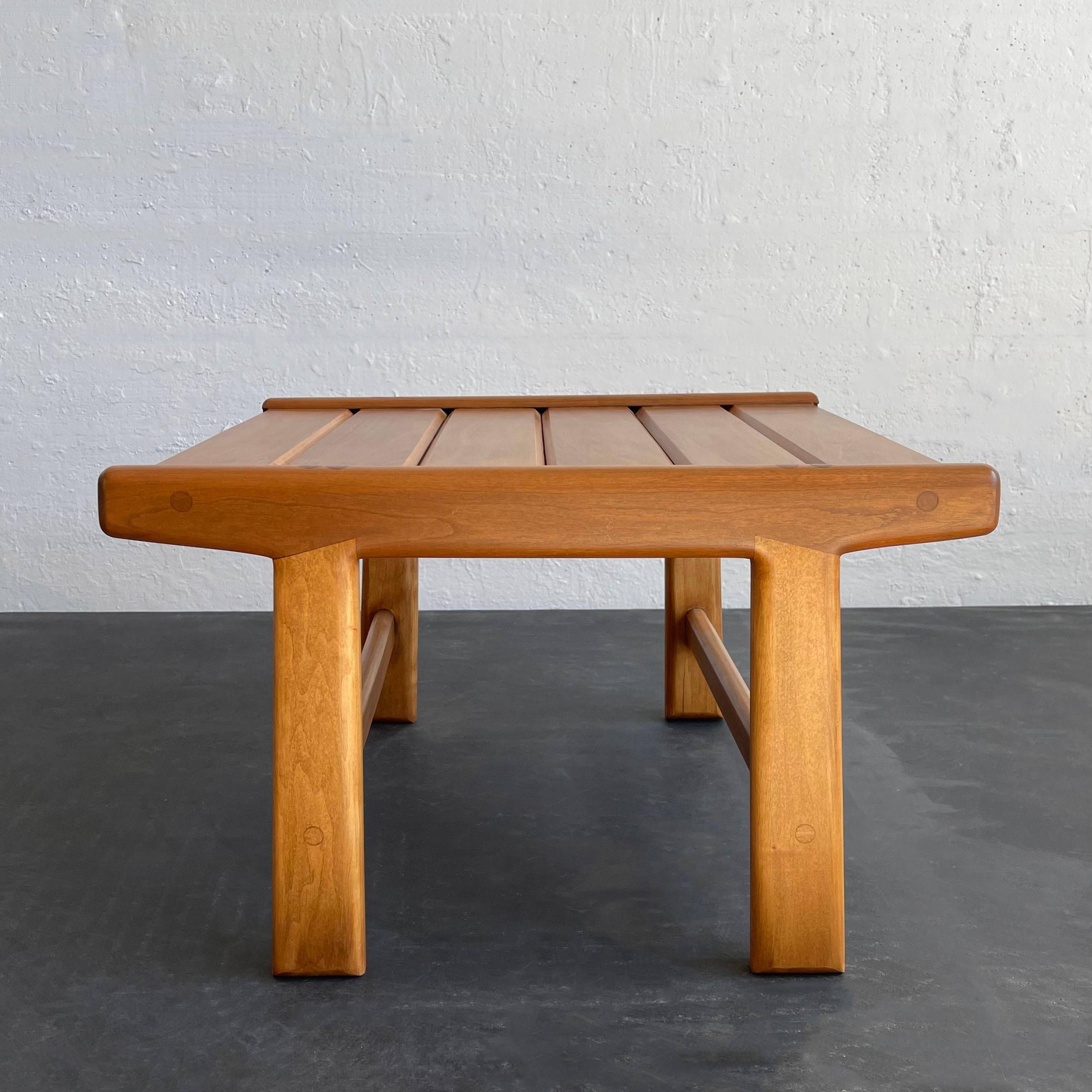 Mid-Century Modern Table d'appoint en bois d'orme à lattes, fabriquée à la main Ottoman en vente