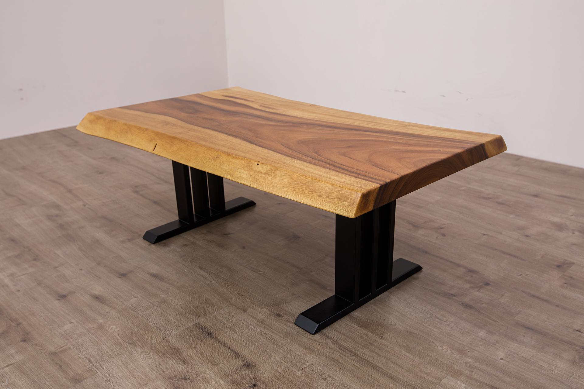 Ajoutez du style et de l'élégance à votre espace avec cette magnifique table basse en acacia à bord vif.  Chaque dalle est unique et présente des variations naturelles, notamment des roncements ouverts, des nœuds et des papillons.   Cette table est