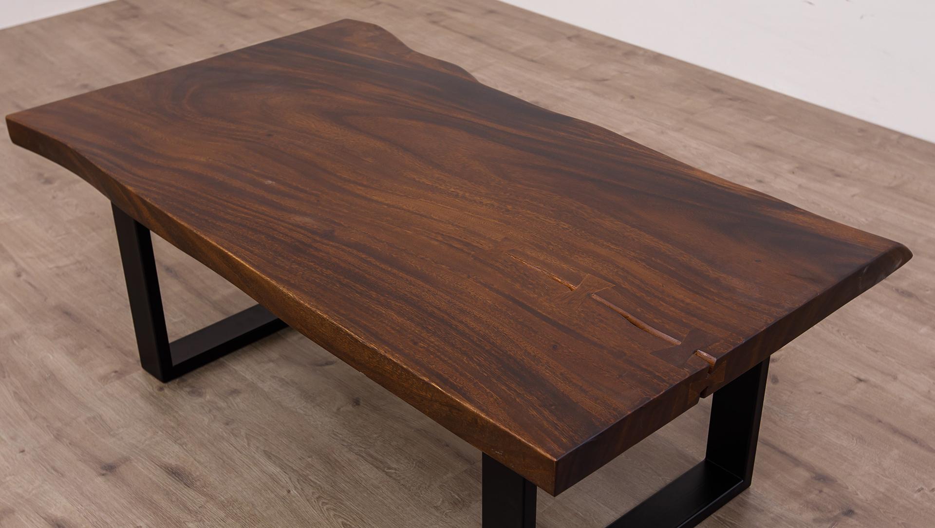 Thaïlandais Table basse en Acacia massif à bord vif fabriquée à la main avec pieds en métal en vente