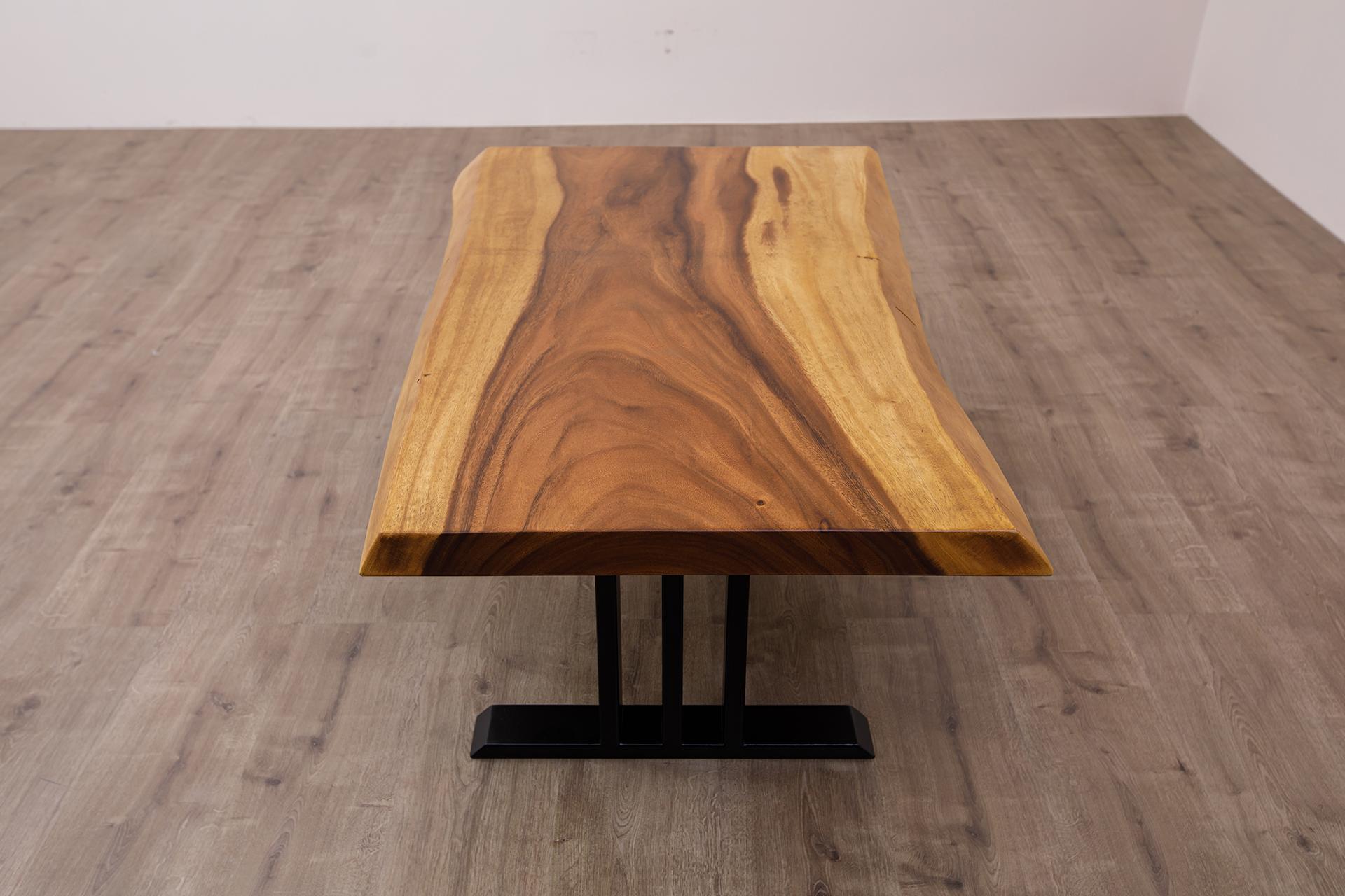 Thaïlandais Table basse en Acacia massif à bord vif fabriquée à la main avec pieds en métal en vente
