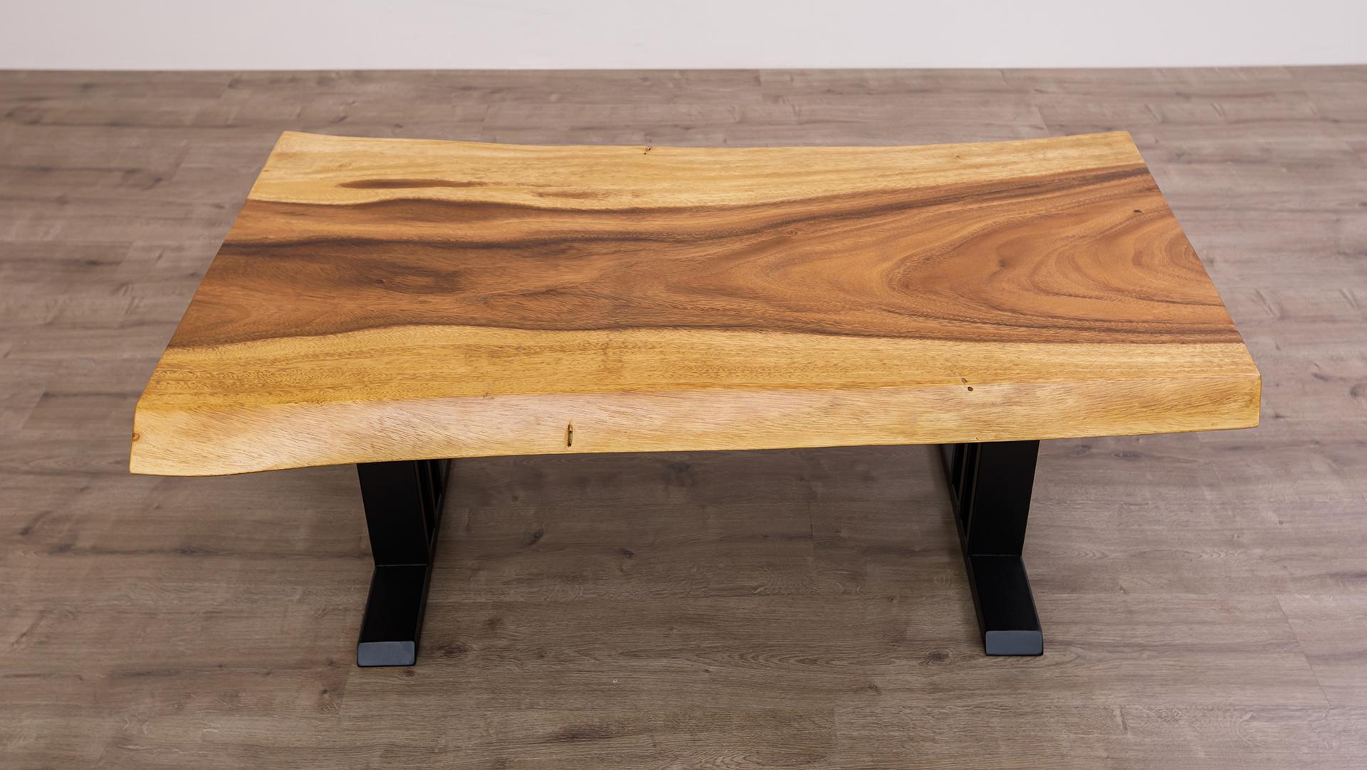 Fait main Table basse en Acacia massif à bord vif fabriquée à la main avec pieds en métal en vente