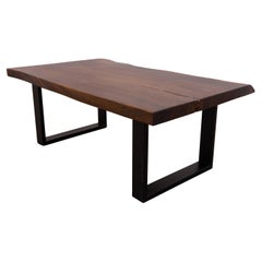 Mesa de centro artesanal de borde vivo de acacia maciza con patas de metal