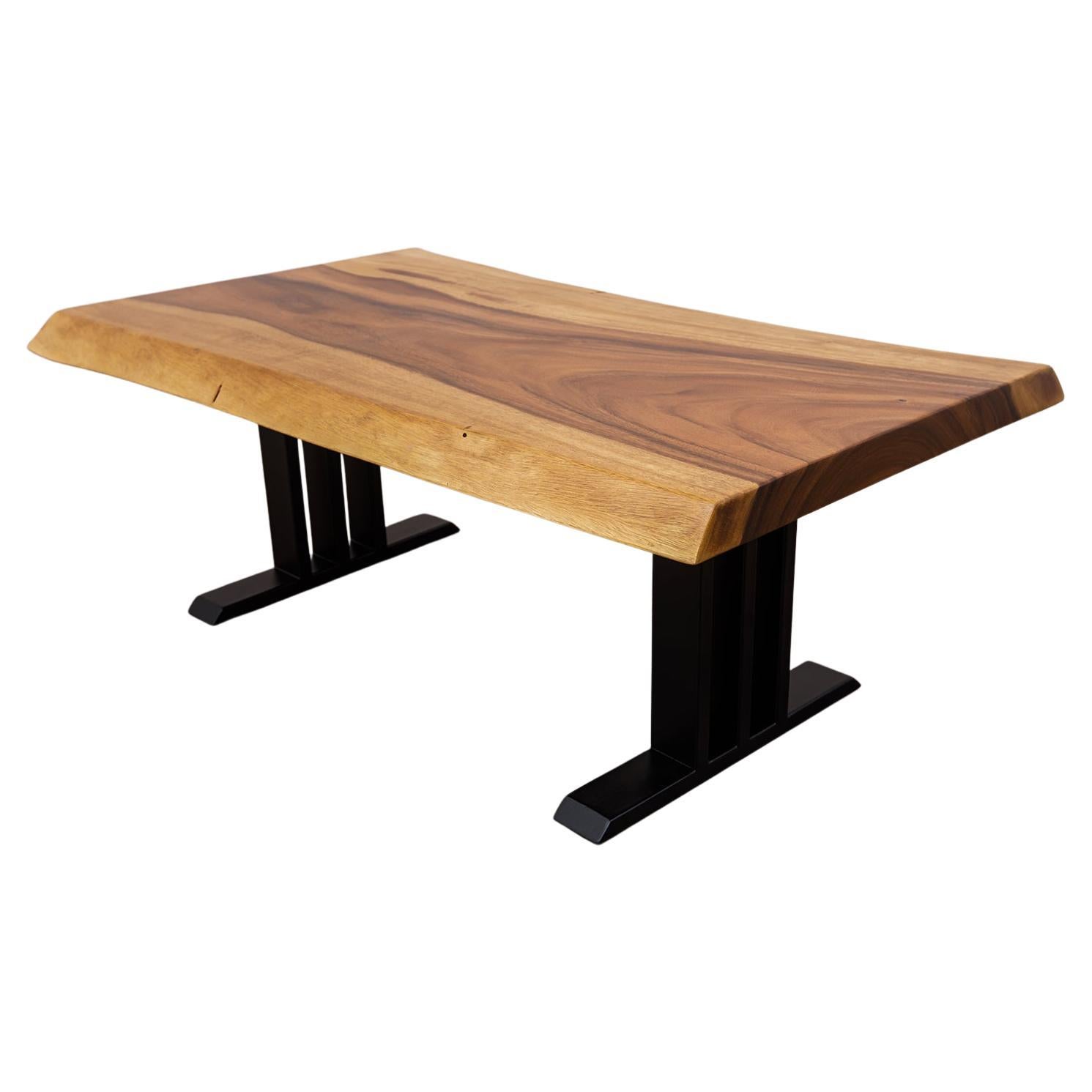 Mesa de centro artesanal de borde vivo de acacia maciza con patas de metal
