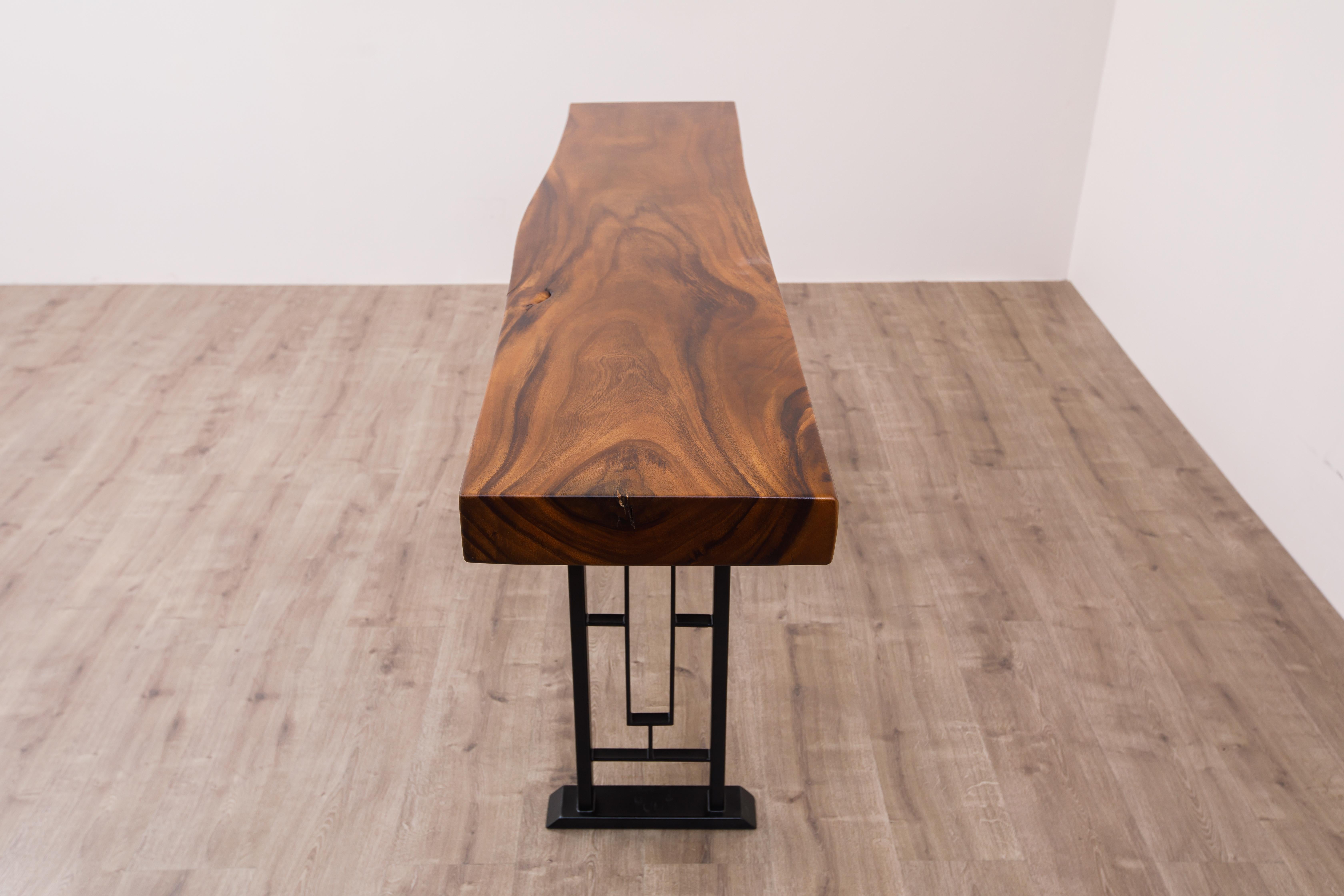 Consola artesanal de borde vivo de acacia maciza sobre patas de metal Hecho a mano en venta