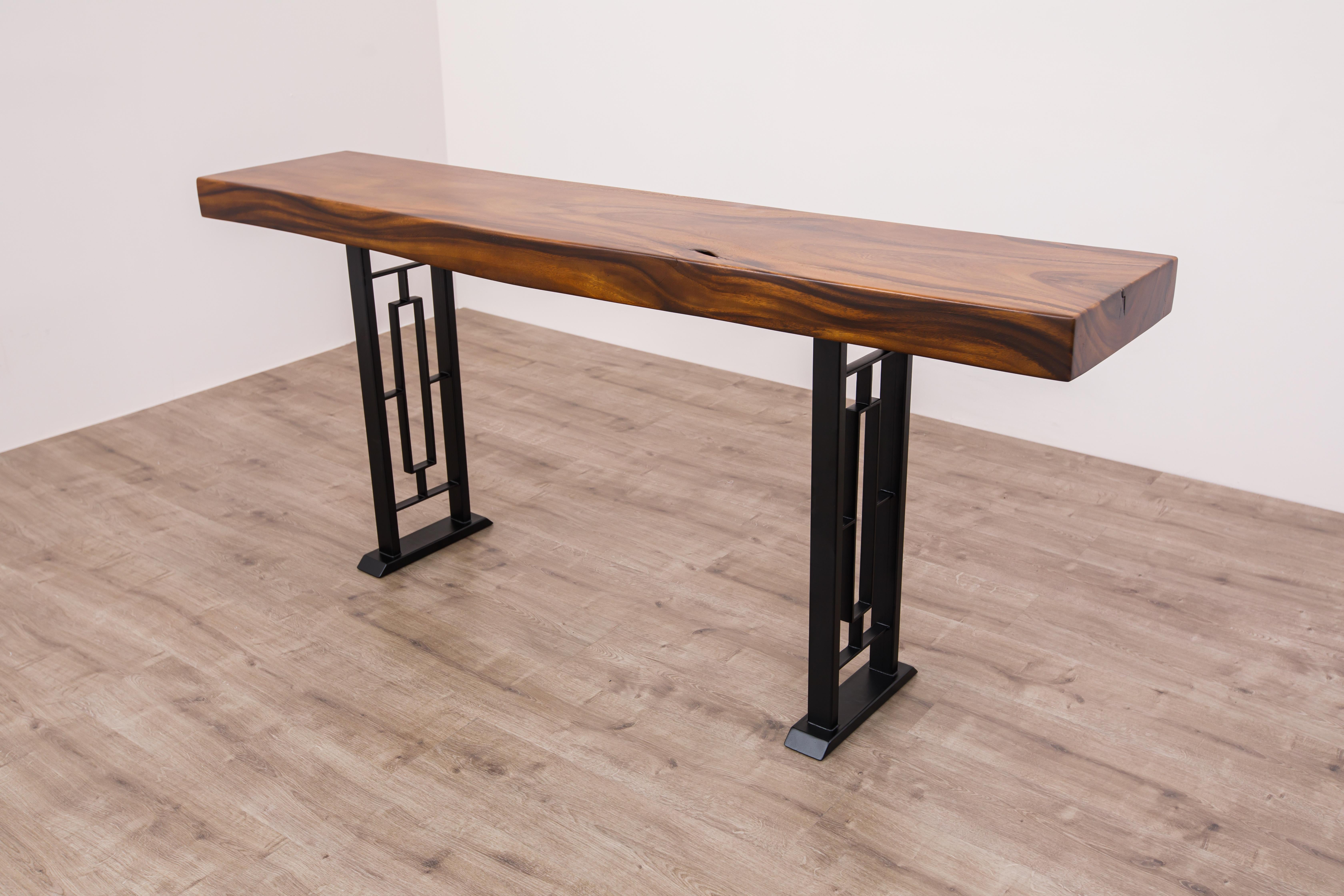 Consola artesanal de borde vivo de acacia maciza sobre patas de metal Siglo XXI y contemporáneo en venta