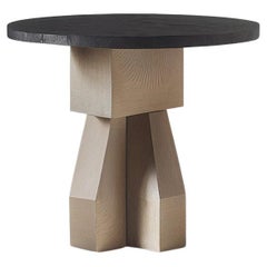 Table d'appoint grise en bois massif épais à facettes, fabriquée à la main par NONO