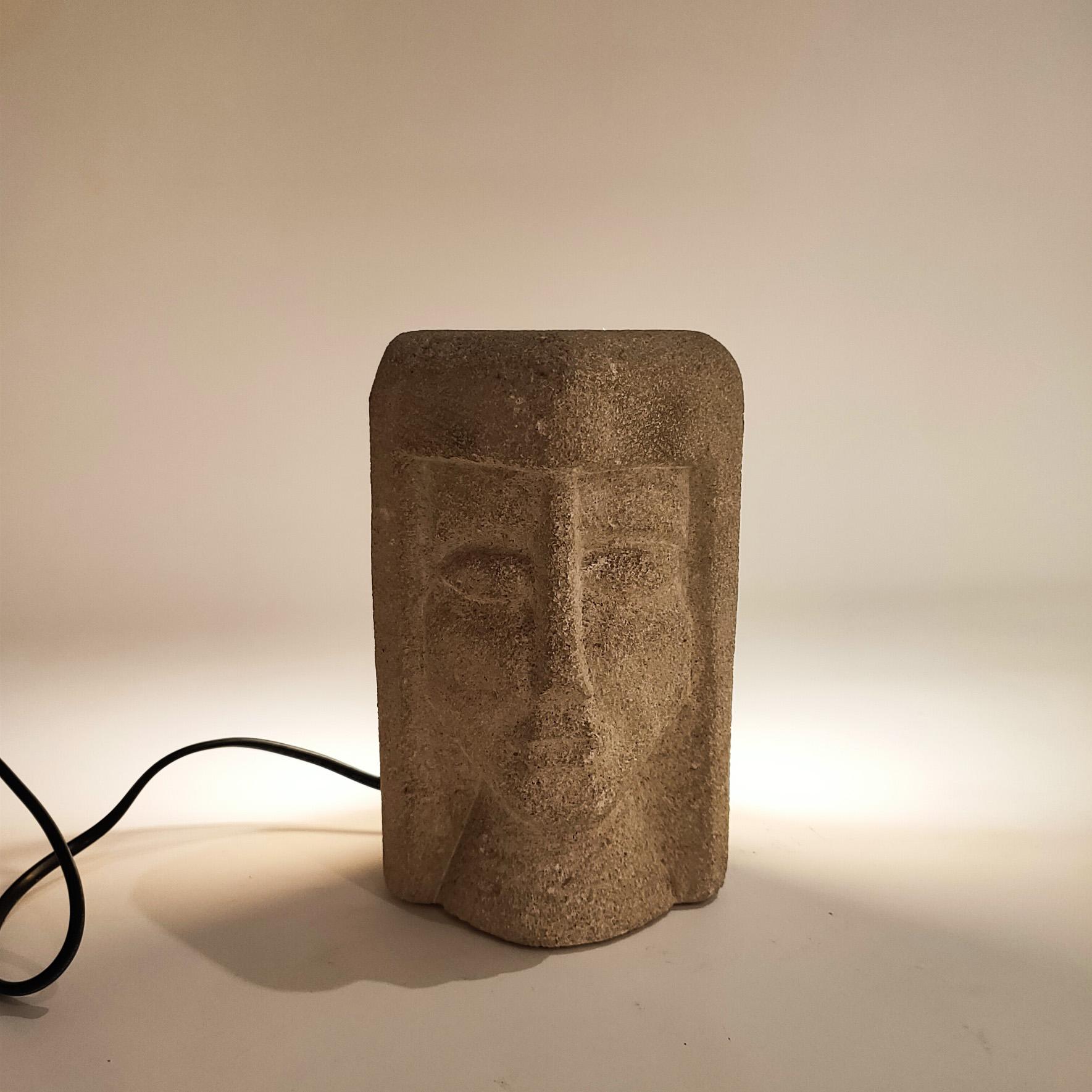 Hand-crafted stone table lamp by the sculptor Albert Tormos, France, 1970s en Excelente estado para la venta en SANT ADRIÀ DE BESÒS, ES