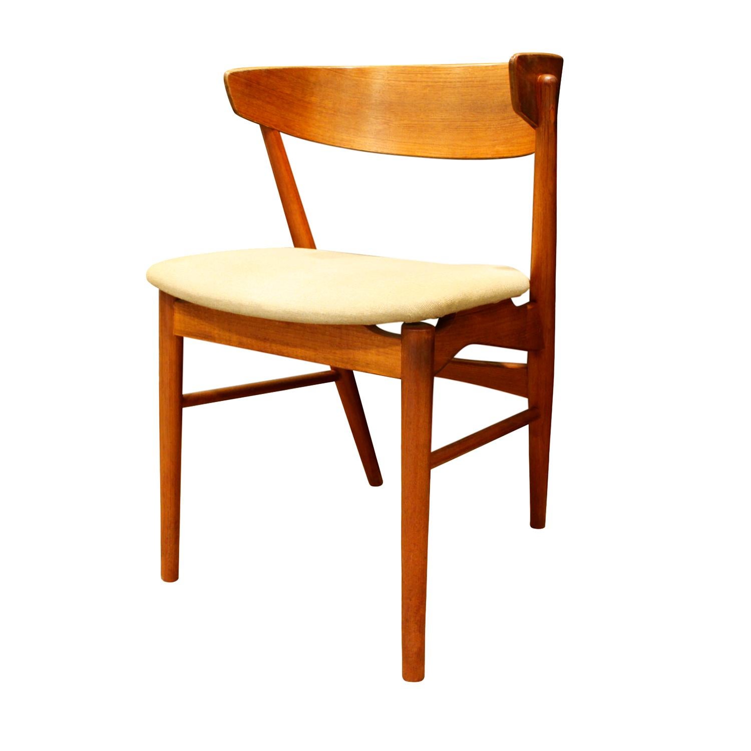 Stylish desk chair model no. 7 in teak by Helge Sibast for Sibast Mobler, Denmark, 1950s. Label reads “Sibast Furniture Made In Denmark” on underside of chair.