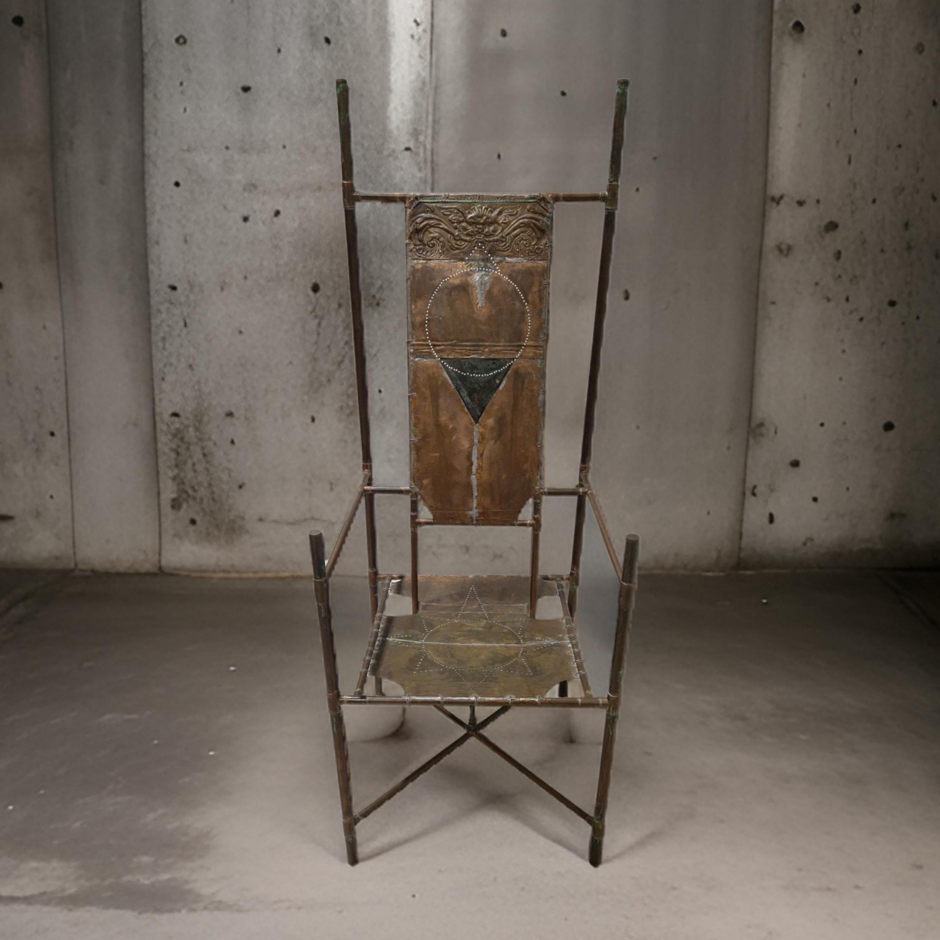 Fauteuil trône de CORS. La chaise est fabriquée à la main à partir de morceaux de cuivre et de laiton neufs et de récupération.
CORS est un artiste néerlandais qui s'est spécialisé dans la fabrication d'objets d'art en laiton et en cuivre. Souvent,