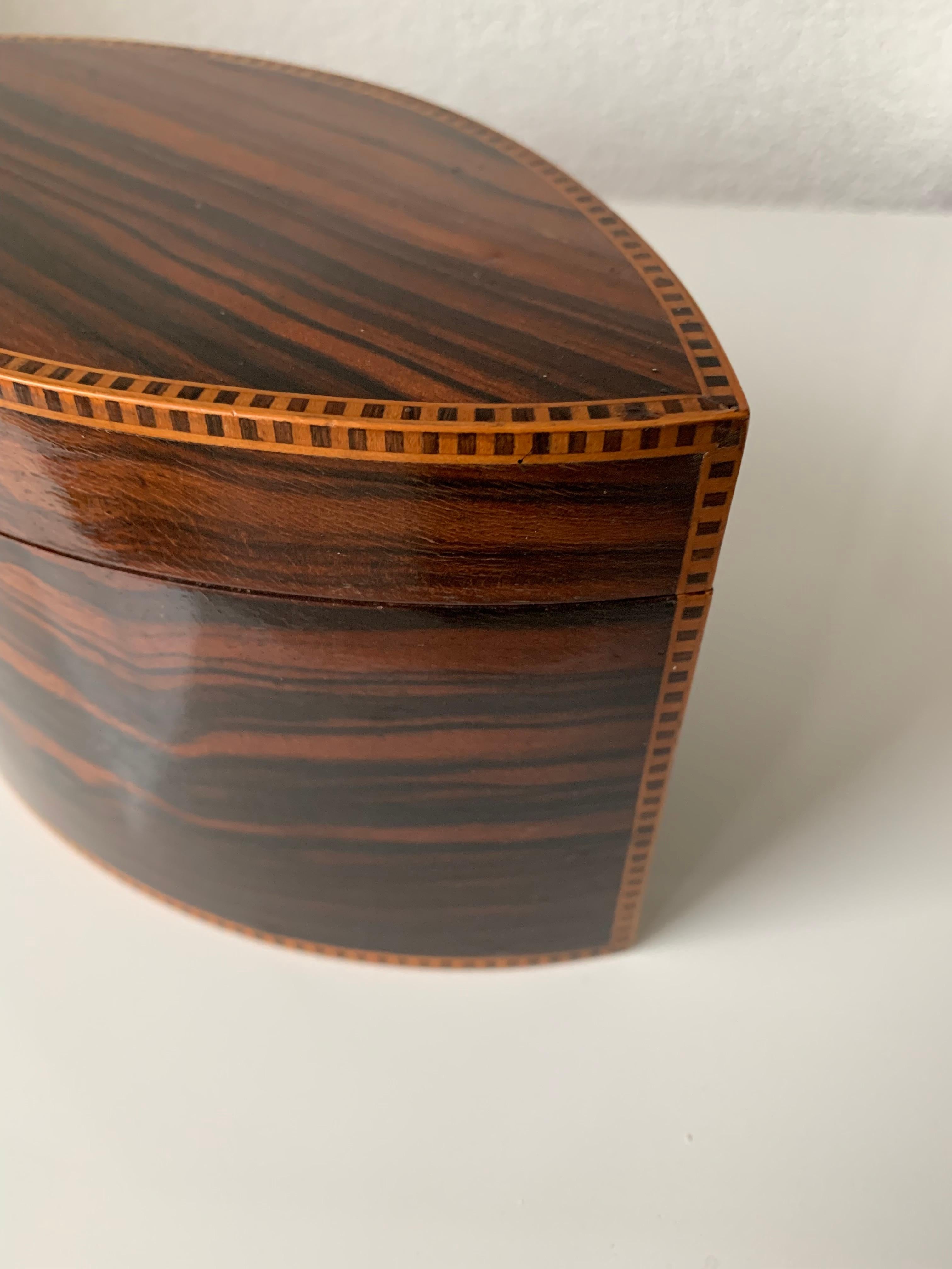 Top Quality and Stunning Shape Art Deco Nutwood, Hardwood and Satinwood Box,  4