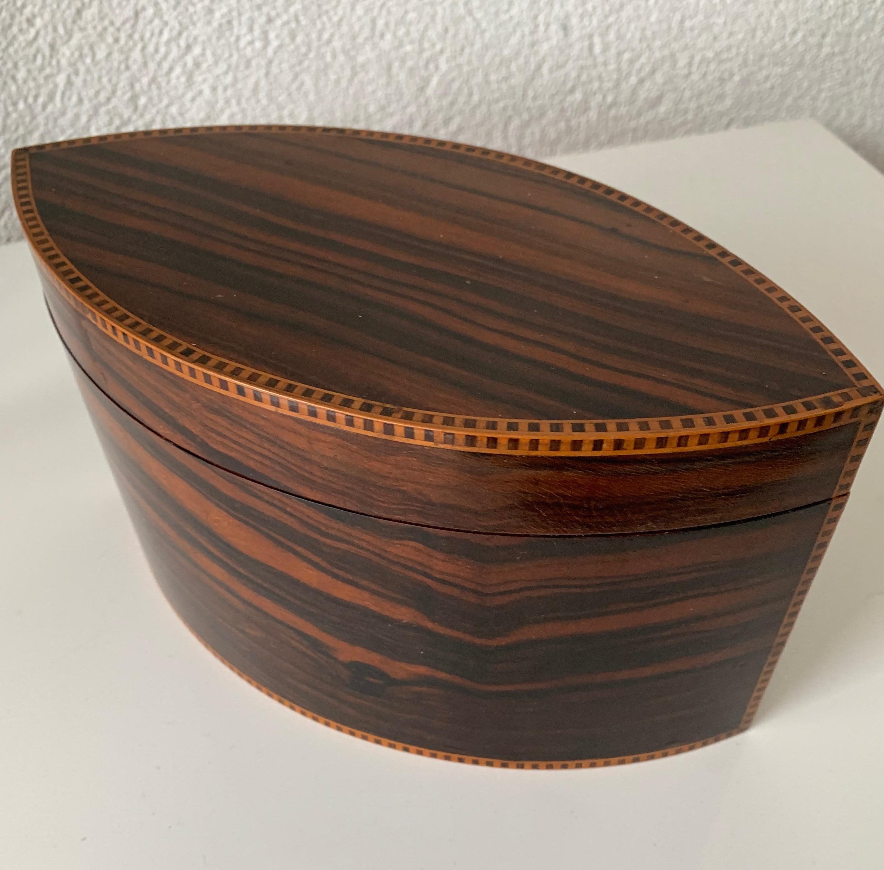 Hand-Crafted Top Quality and Stunning Shape Art Deco Nutwood, Hardwood and Satinwood Box, 