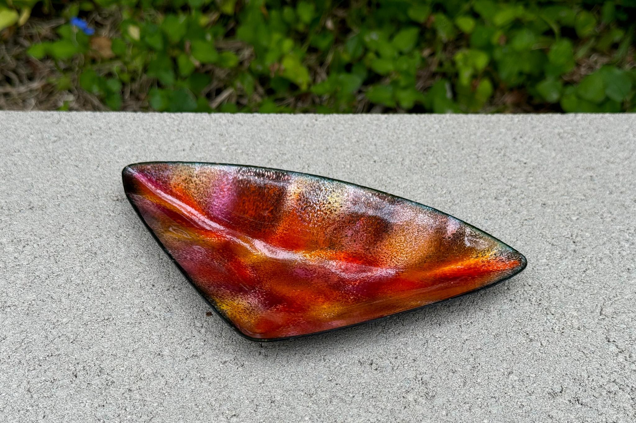 Vassoio/ciotola in rame smaltato a forma di triangolo realizzato a mano, 20° secolo.  