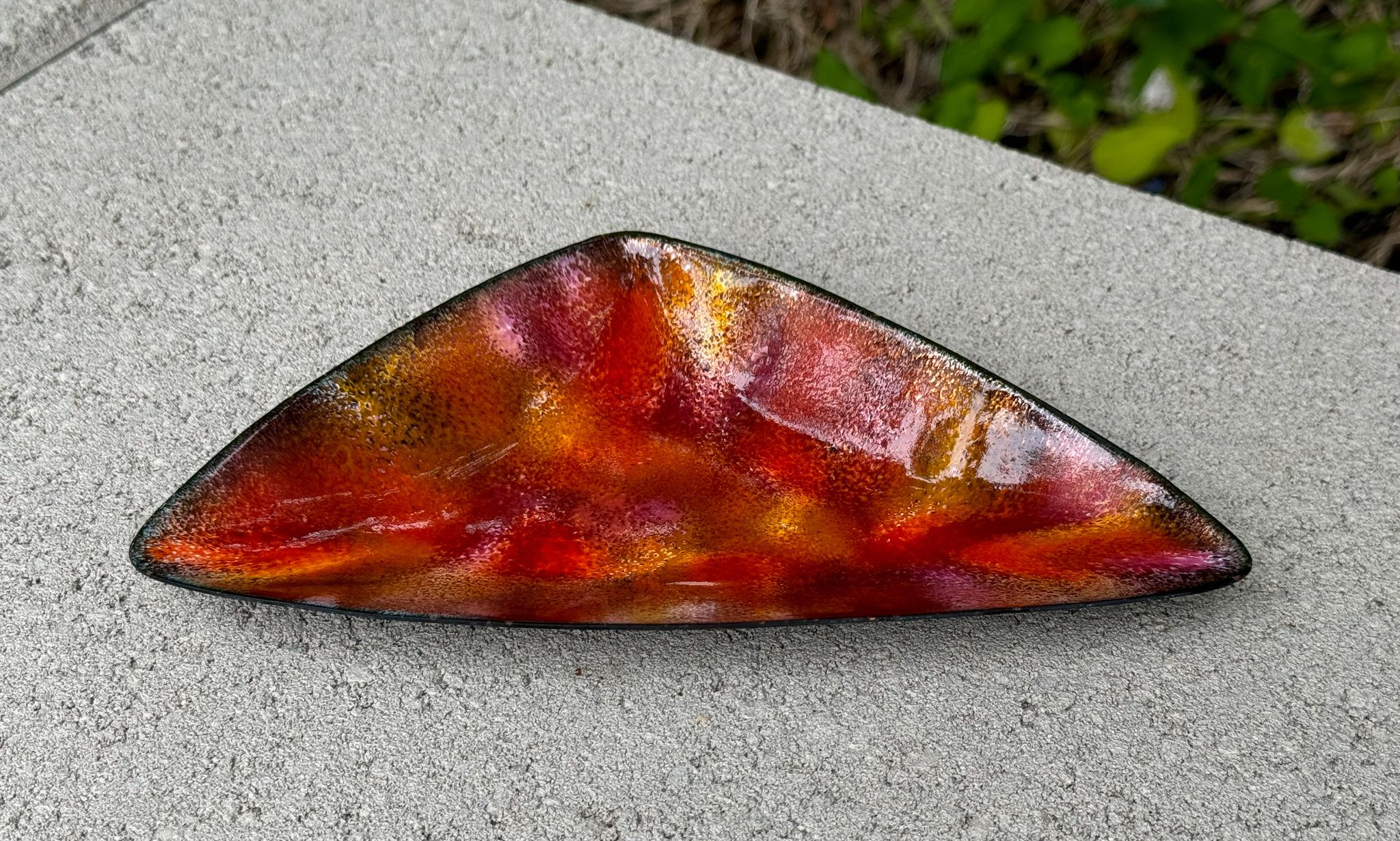 Sconosciuto Vassoio / Ciotola in rame smaltato a forma di triangolo realizzato a mano, XX secolo in vendita