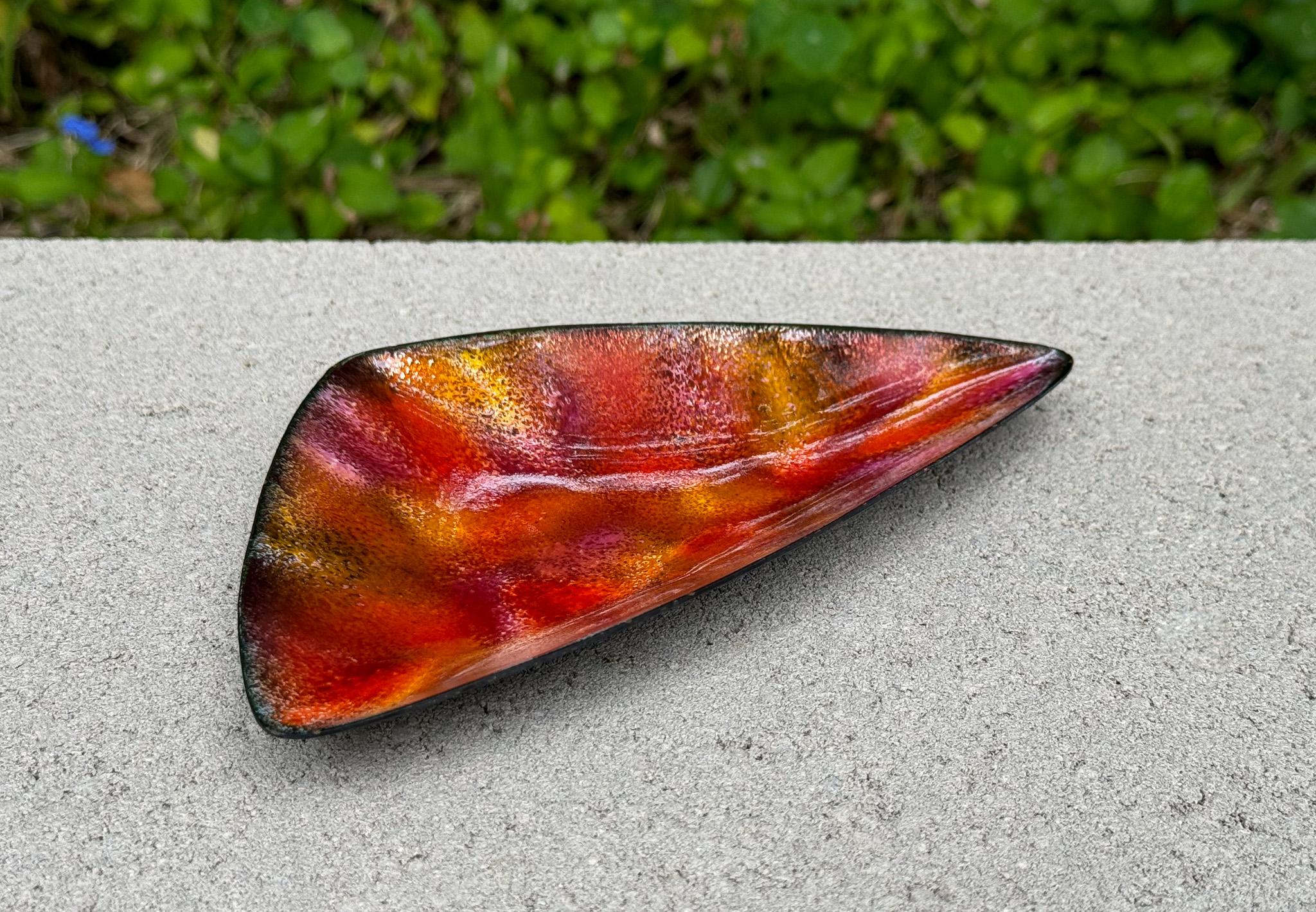 Rame Vassoio / Ciotola in rame smaltato a forma di triangolo realizzato a mano, XX secolo in vendita