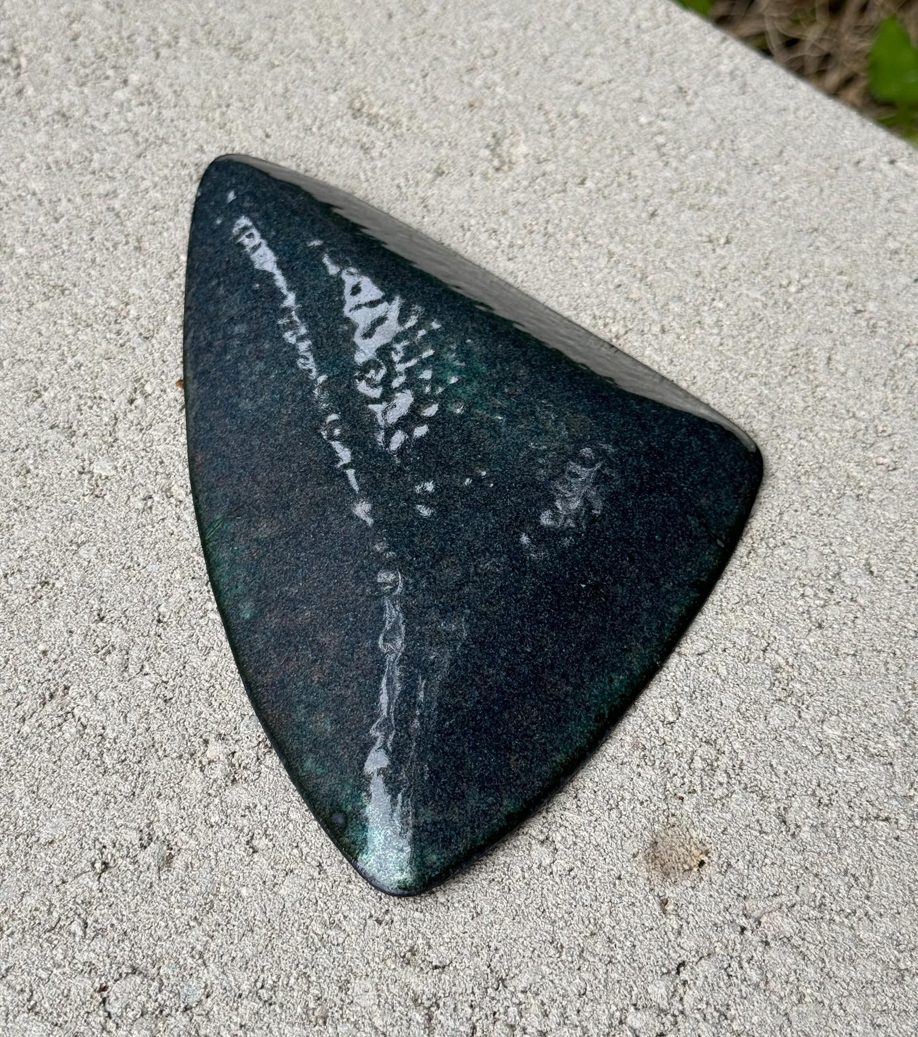 Vassoio / Ciotola in rame smaltato a forma di triangolo realizzato a mano, XX secolo in vendita 1