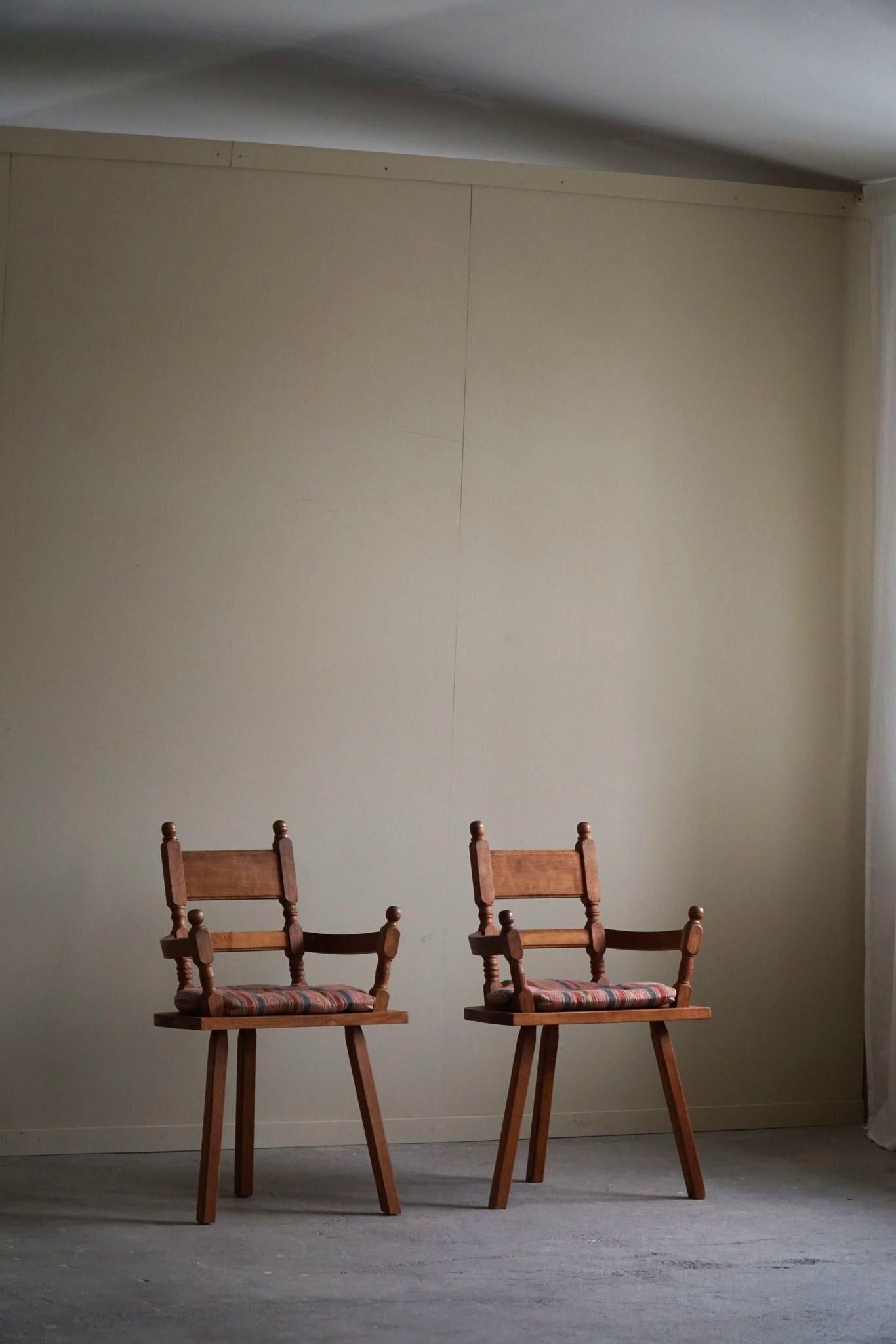 Fauteuils tripodes en chêne faits main par un ébéniste danois, art populaire, années 1930 en vente 4