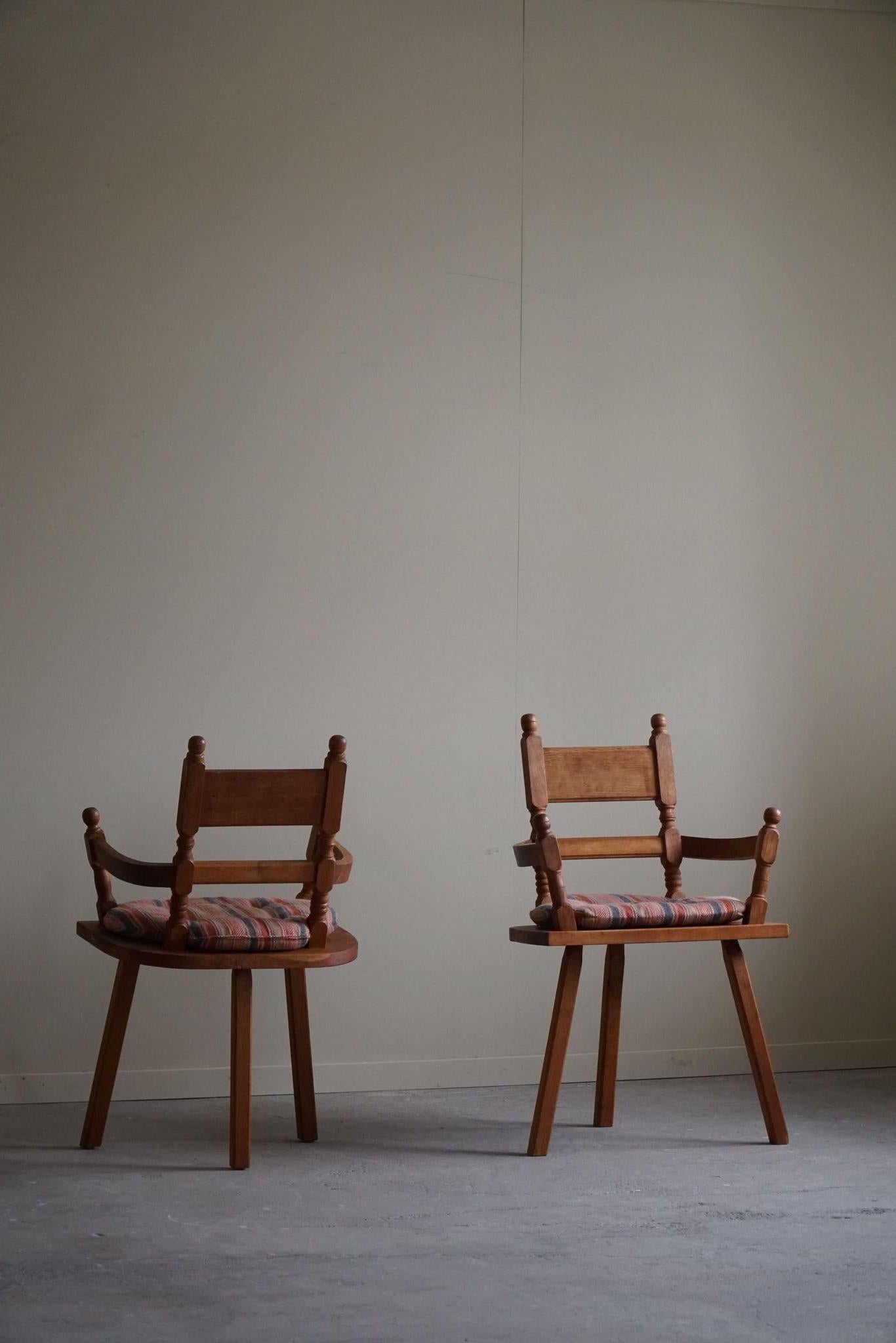 Fauteuils tripodes en chêne faits main par un ébéniste danois, art populaire, années 1930 en vente 5