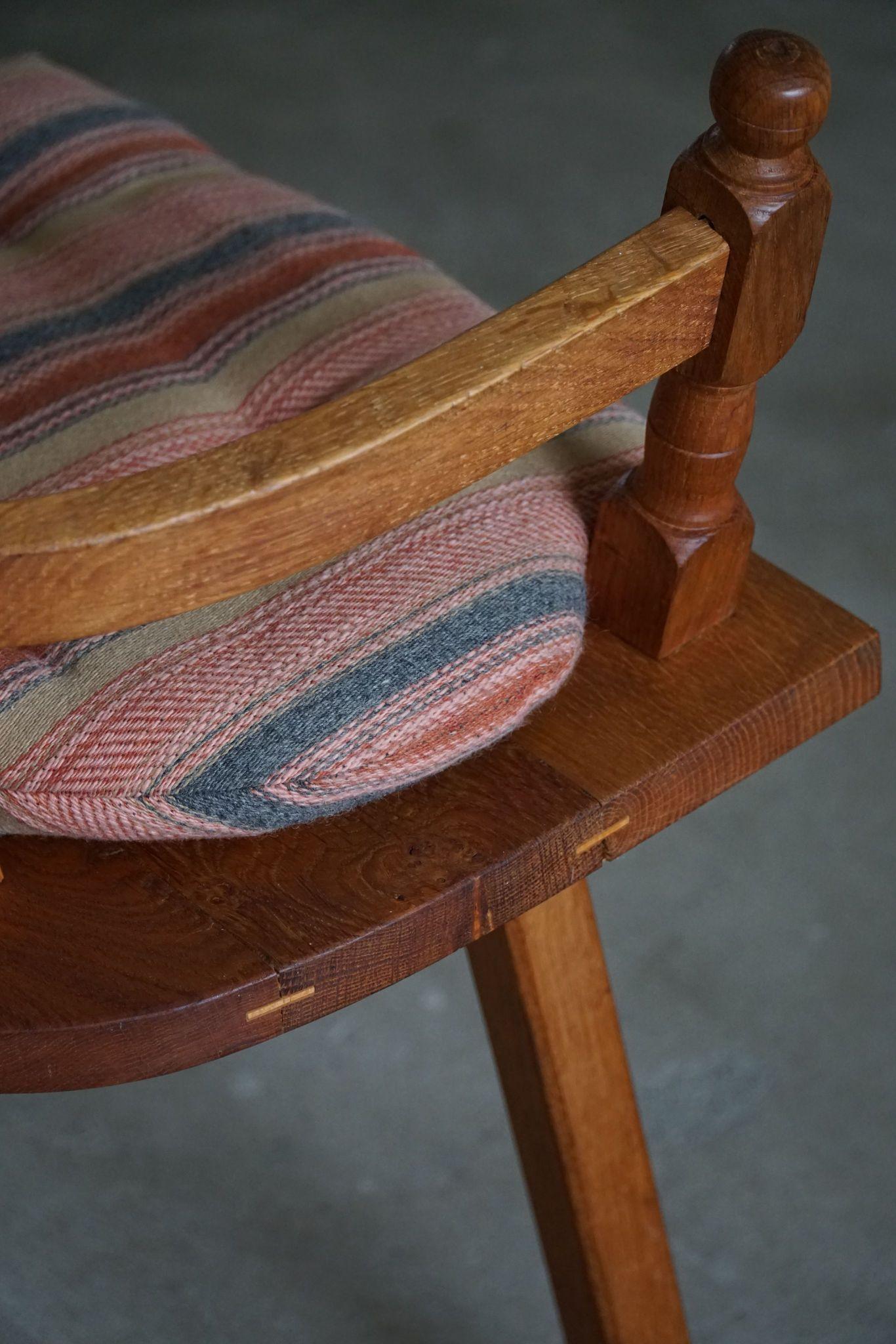 Fauteuils tripodes en chêne faits main par un ébéniste danois, art populaire, années 1930 en vente 6