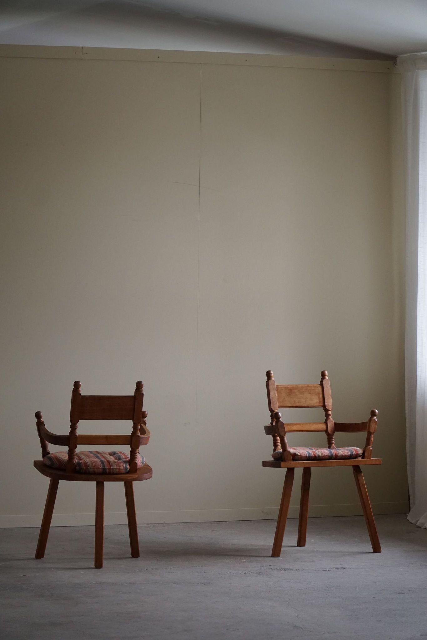 Fauteuils tripodes en chêne faits main par un ébéniste danois, art populaire, années 1930 en vente 7