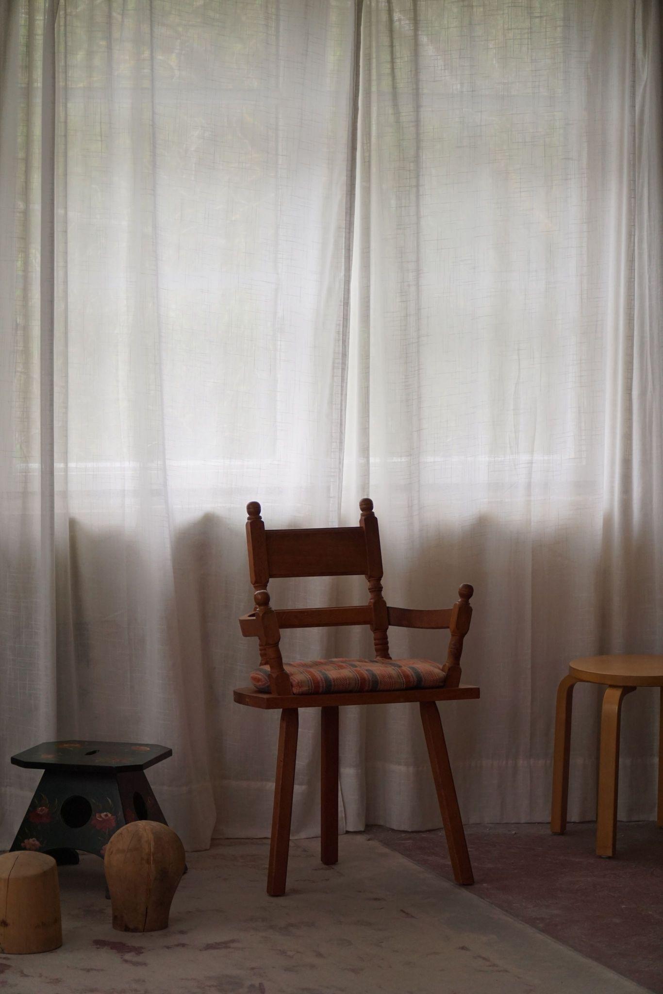 Cuir Fauteuils tripodes en chêne faits main par un ébéniste danois, art populaire, années 1930 en vente